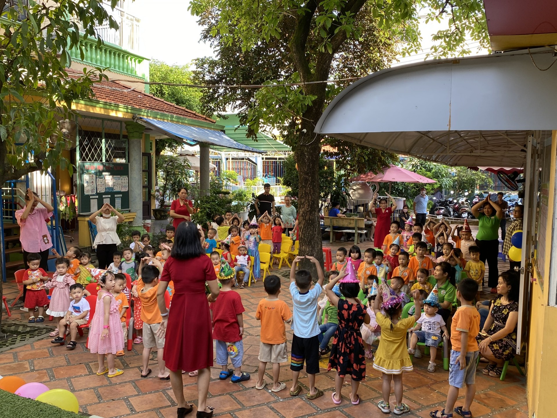 MỪNG SINH NHẬT CÔ VÀ BÉ 11/12-2022