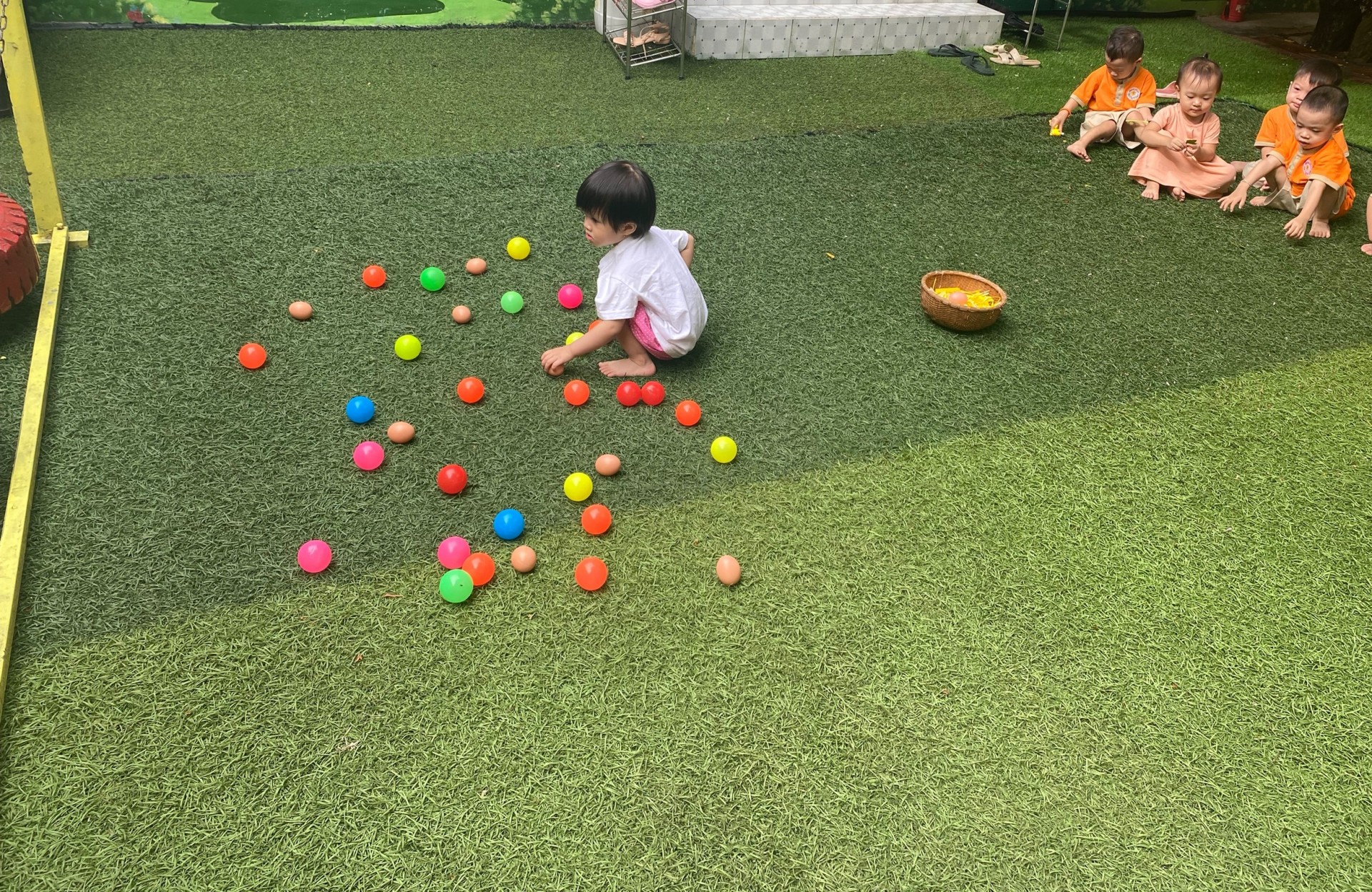 THỎ NGỌC 2 BÉ NHẶT TRỨNG VÀO RỔ