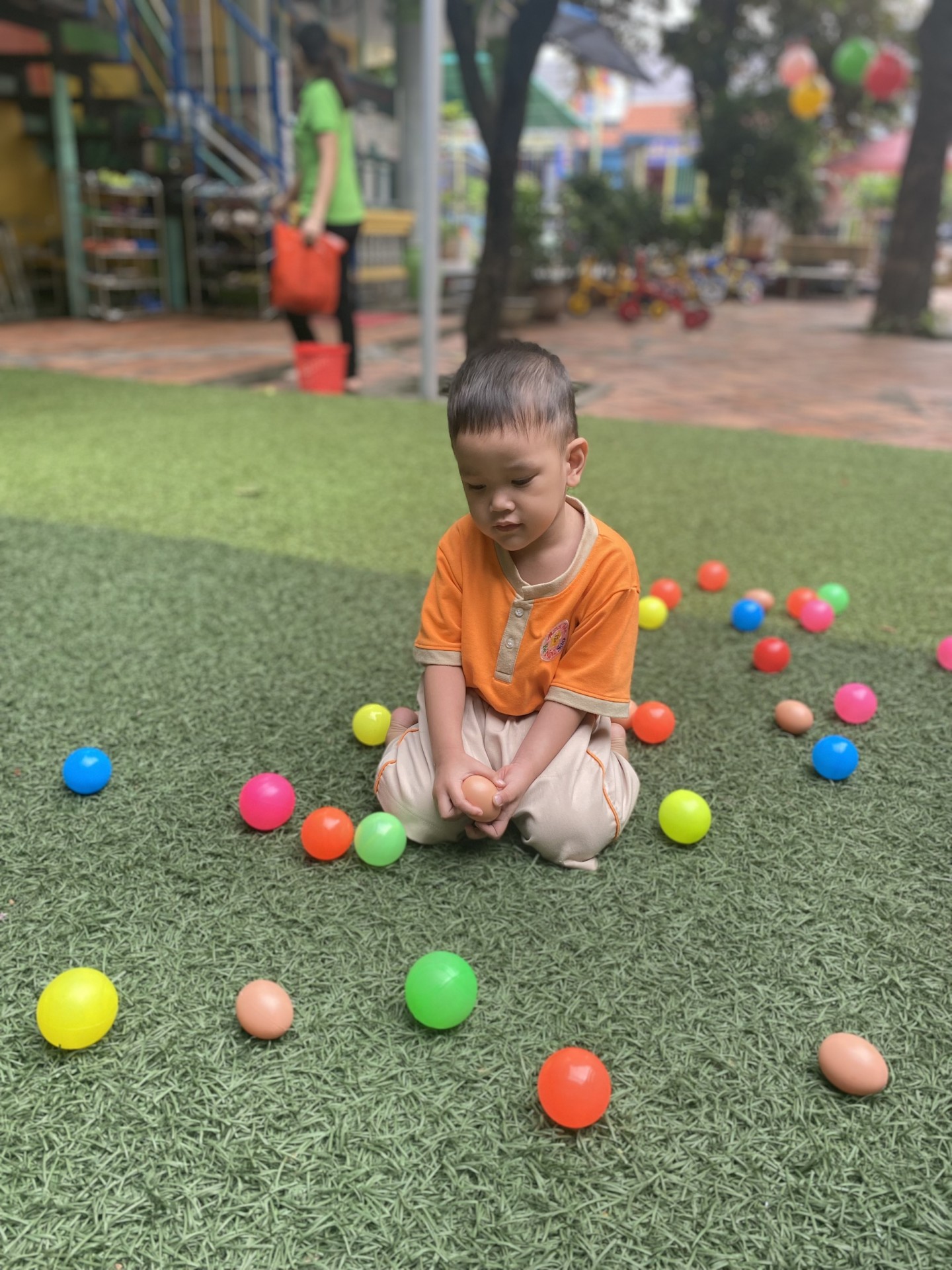 THỎ NGỌC 2 BÉ NHẶT TRỨNG VÀO RỔ