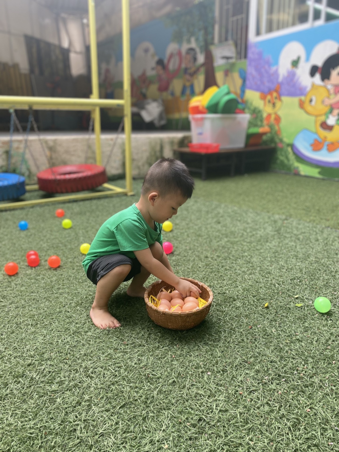 THỎ NGỌC 2 BÉ NHẶT TRỨNG VÀO RỔ