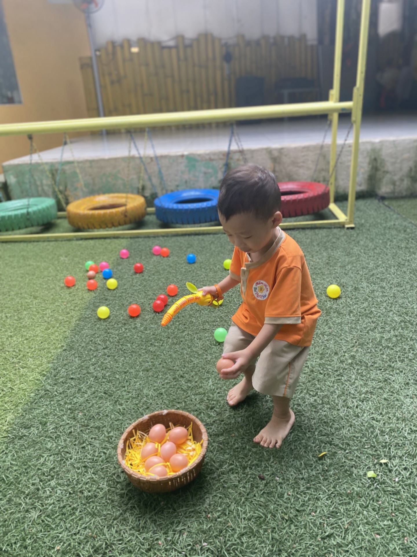 THỎ NGỌC 2 BÉ NHẶT TRỨNG VÀO RỔ