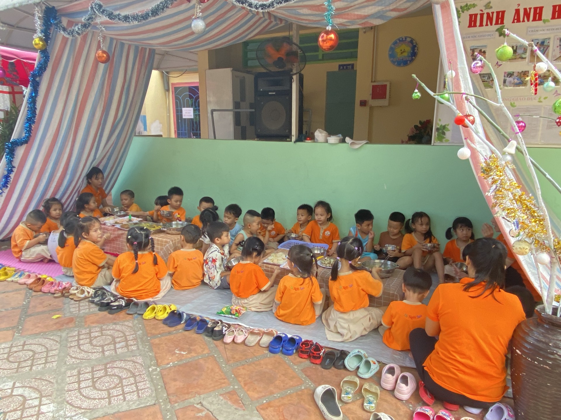 BÉ CHUẨN BỊ TIỆC GIÁNG SINH