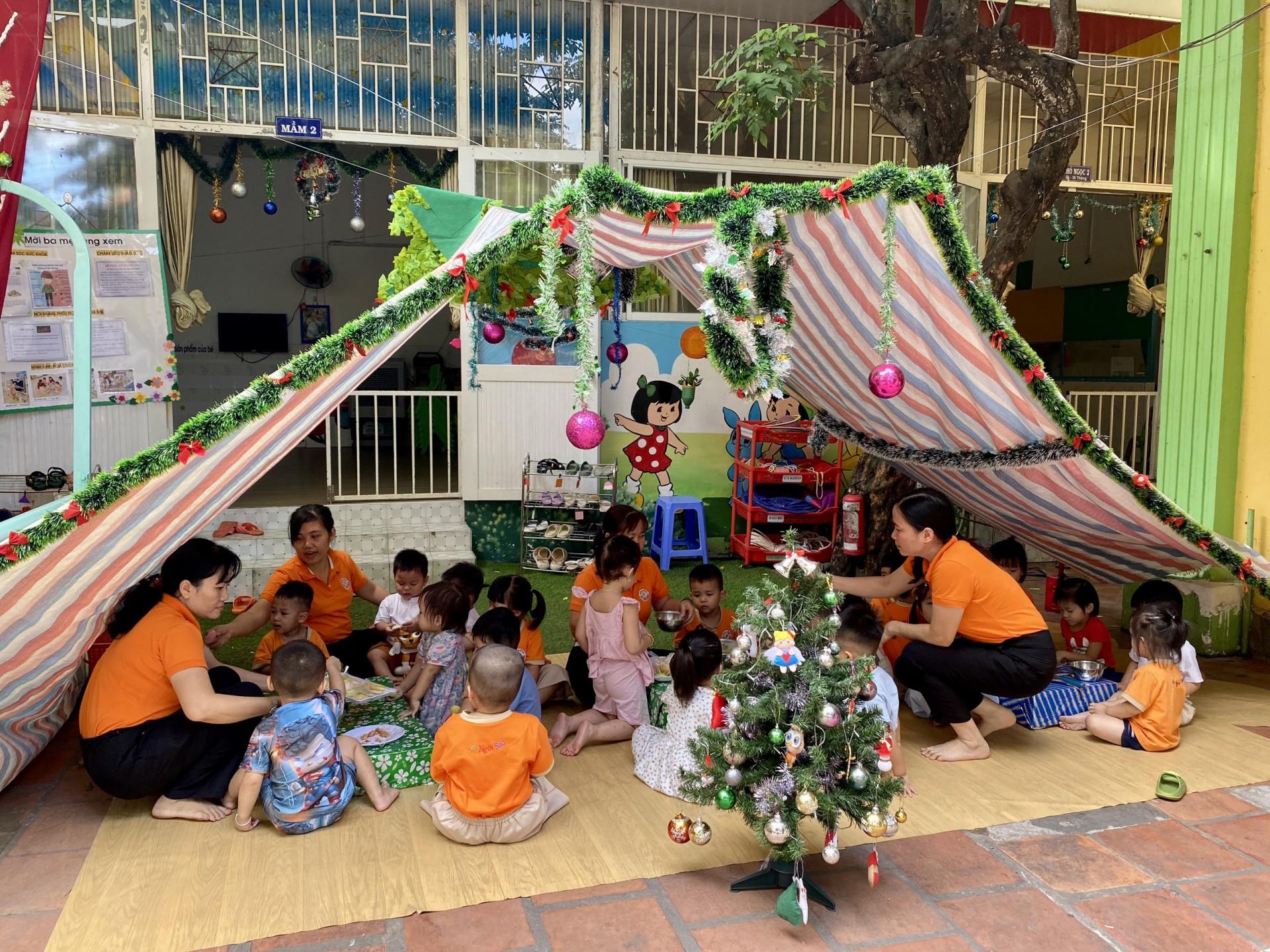 BÉ CHUẨN BỊ TIỆC GIÁNG SINH