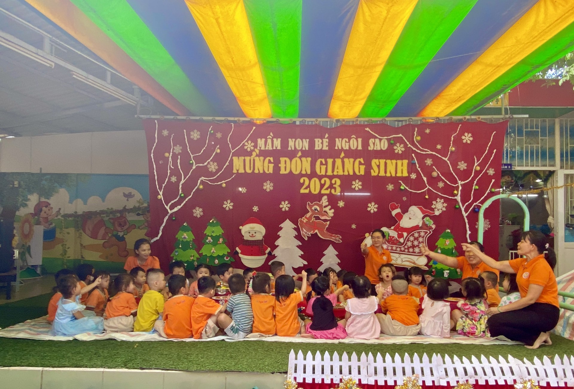 BÉ CHUẨN BỊ TIỆC GIÁNG SINH