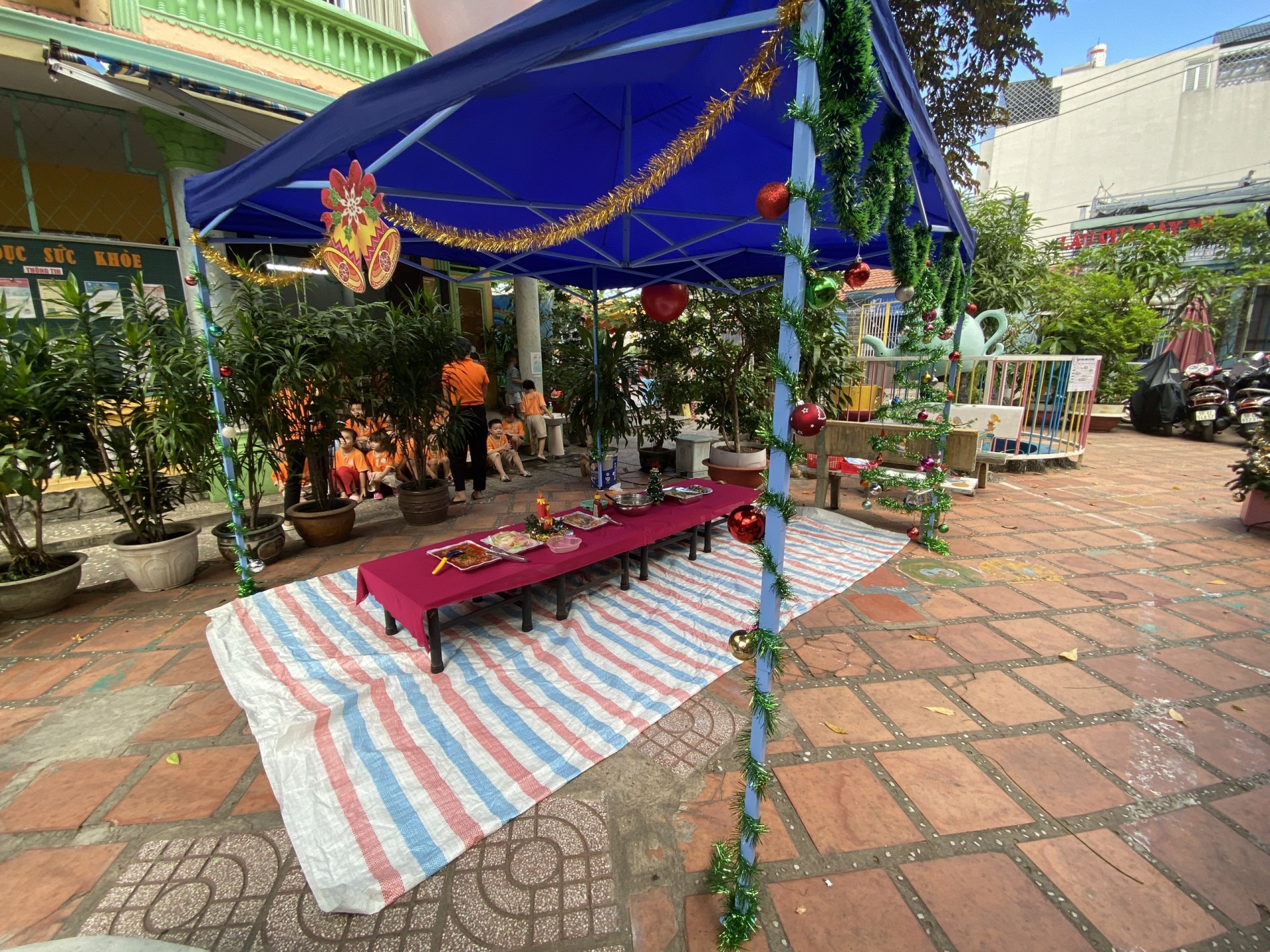 BÉ CHUẨN BỊ TIỆC GIÁNG SINH