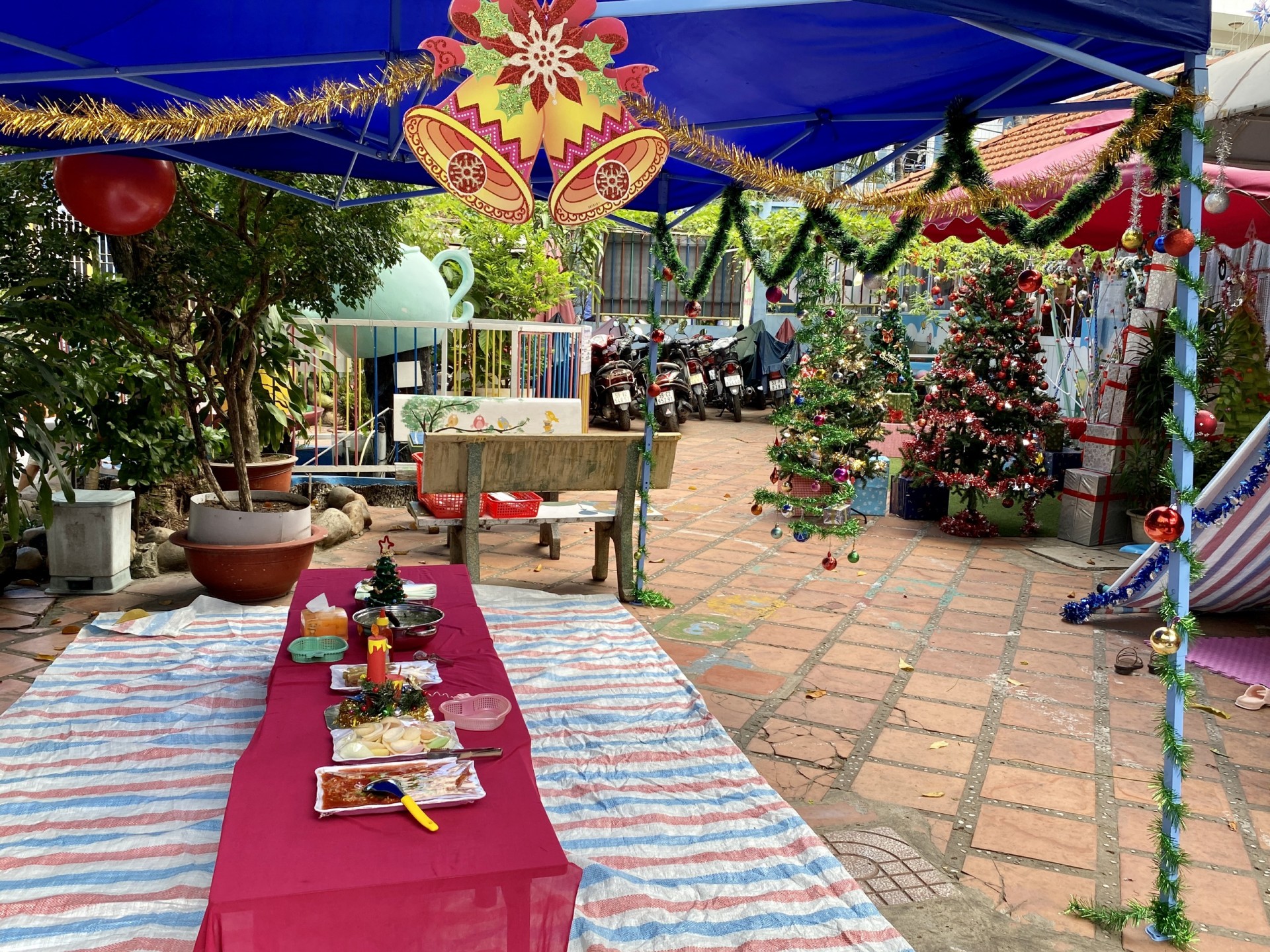 BÉ CHUẨN BỊ TIỆC GIÁNG SINH