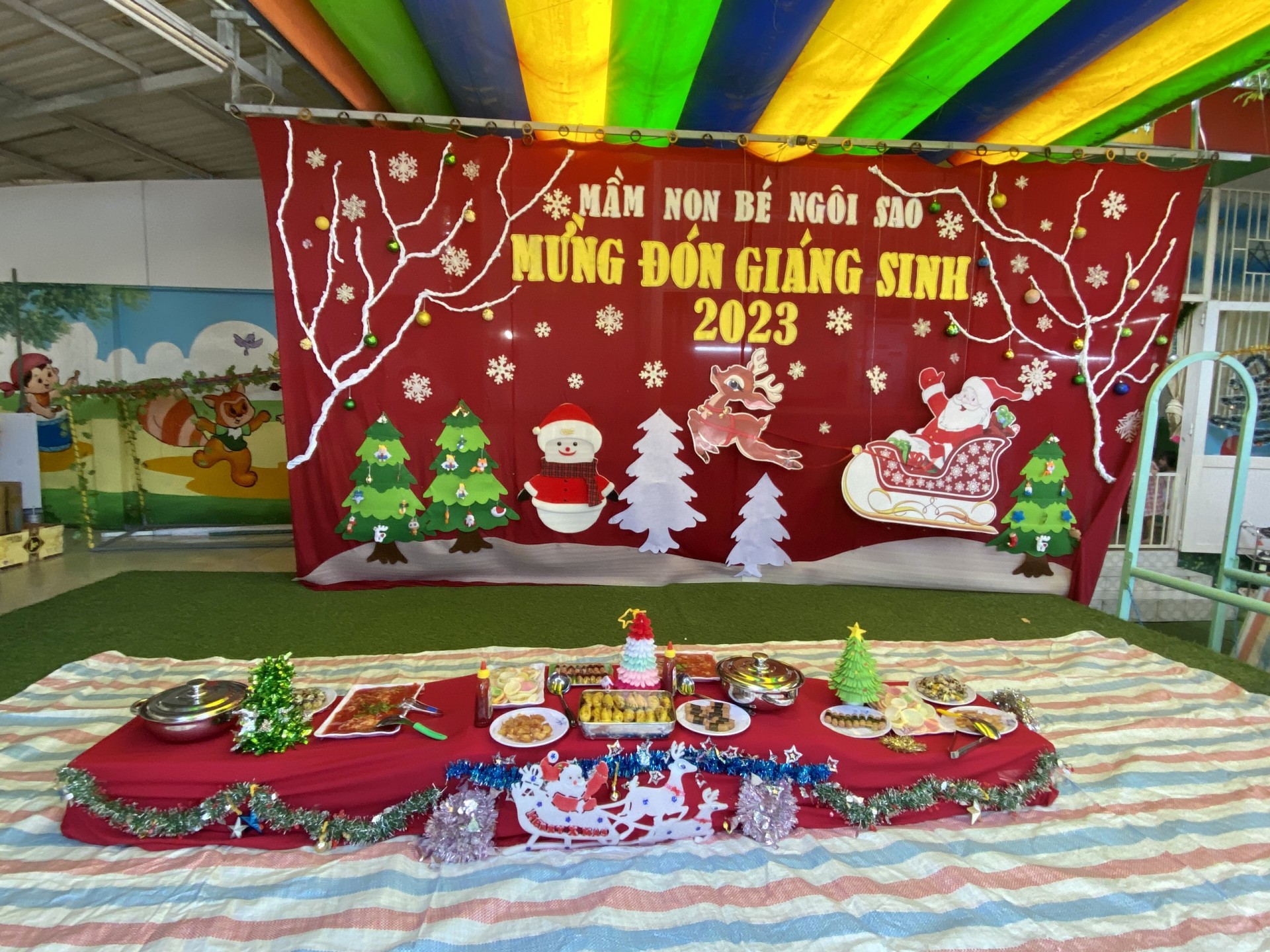 BÉ CHUẨN BỊ TIỆC GIÁNG SINH