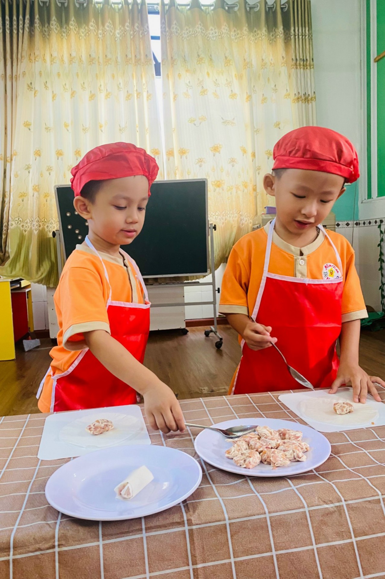 BÉ CHUẨN BỊ TIỆC GIÁNG SINH