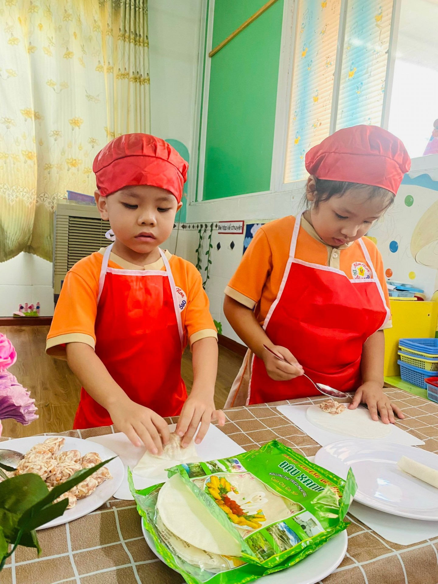 BÉ CHUẨN BỊ TIỆC GIÁNG SINH