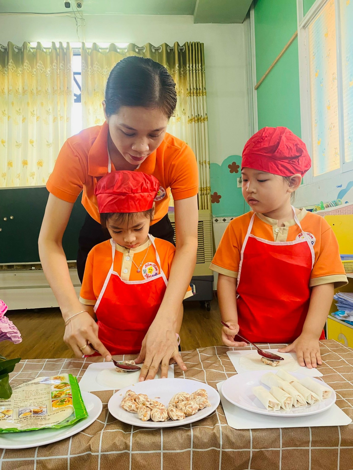 BÉ CHUẨN BỊ TIỆC GIÁNG SINH