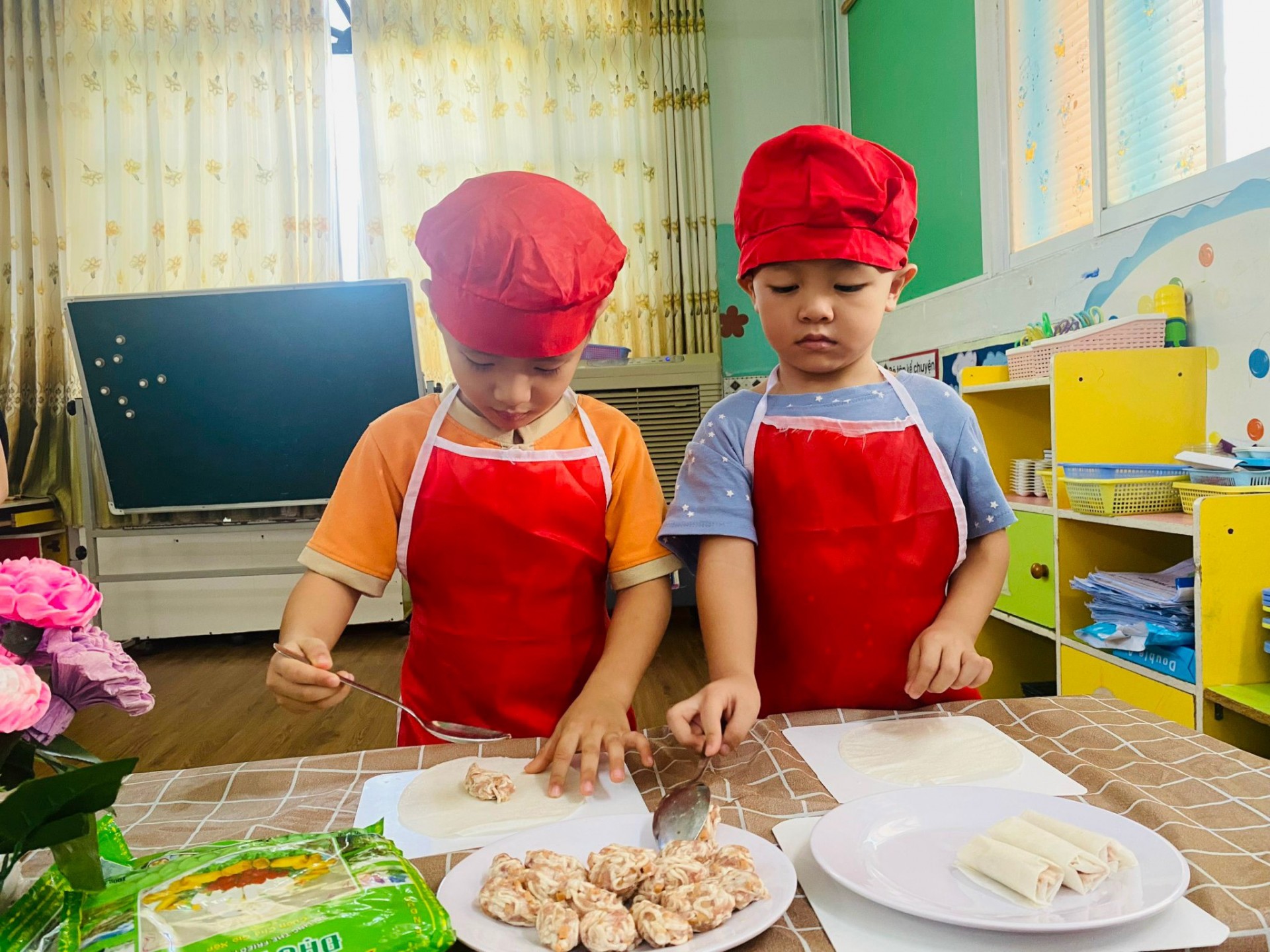 BÉ CHUẨN BỊ TIỆC GIÁNG SINH