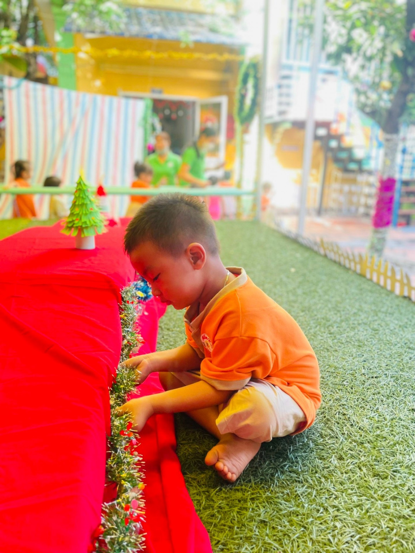 BÉ CHUẨN BỊ TIỆC GIÁNG SINH