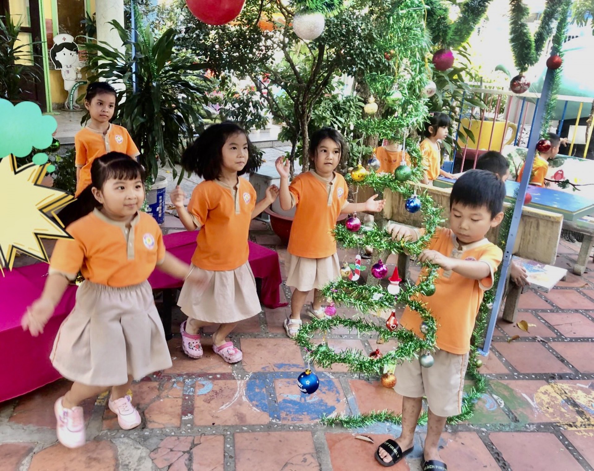 BÉ CHUẨN BỊ TIỆC GIÁNG SINH