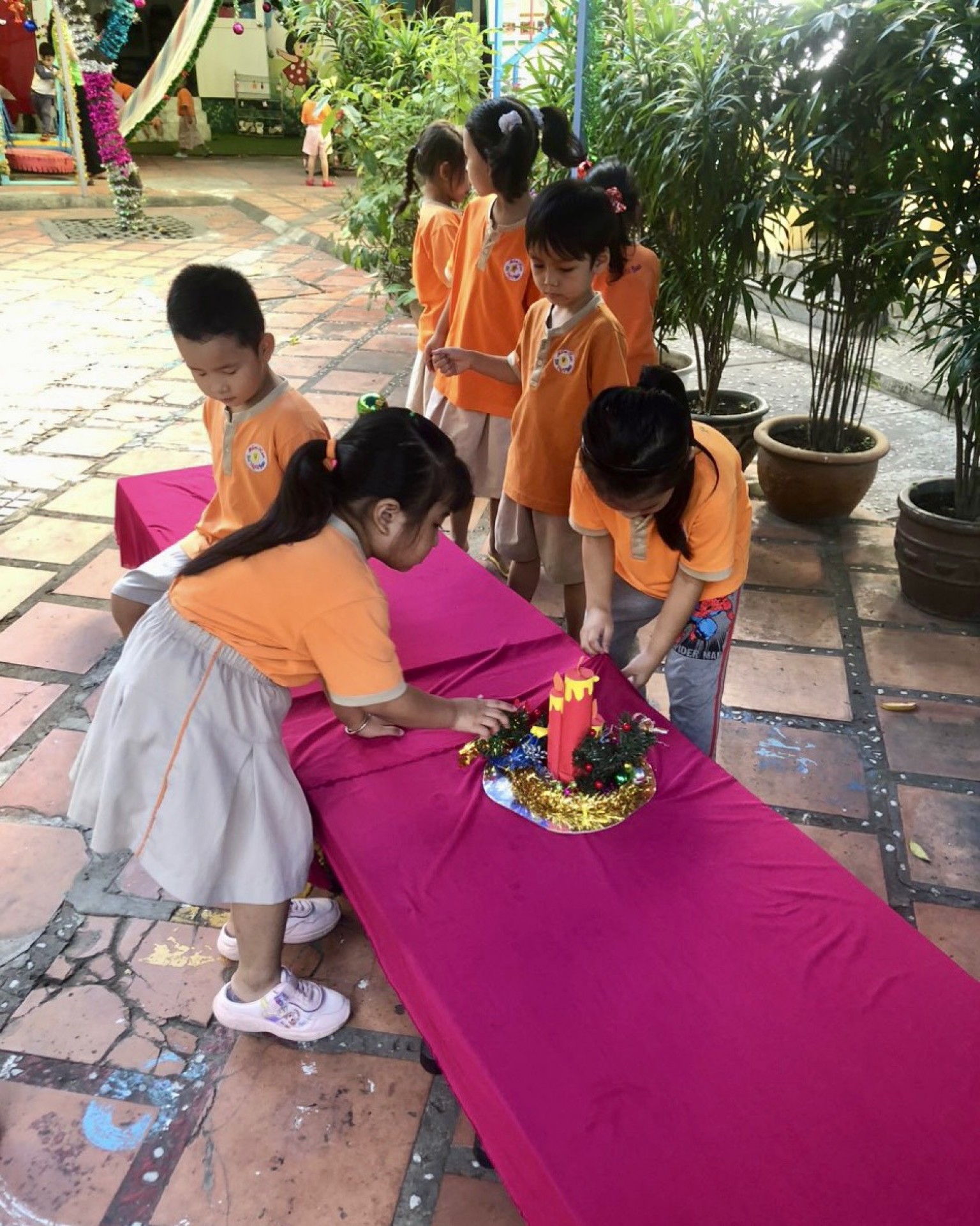 BÉ CHUẨN BỊ TIỆC GIÁNG SINH