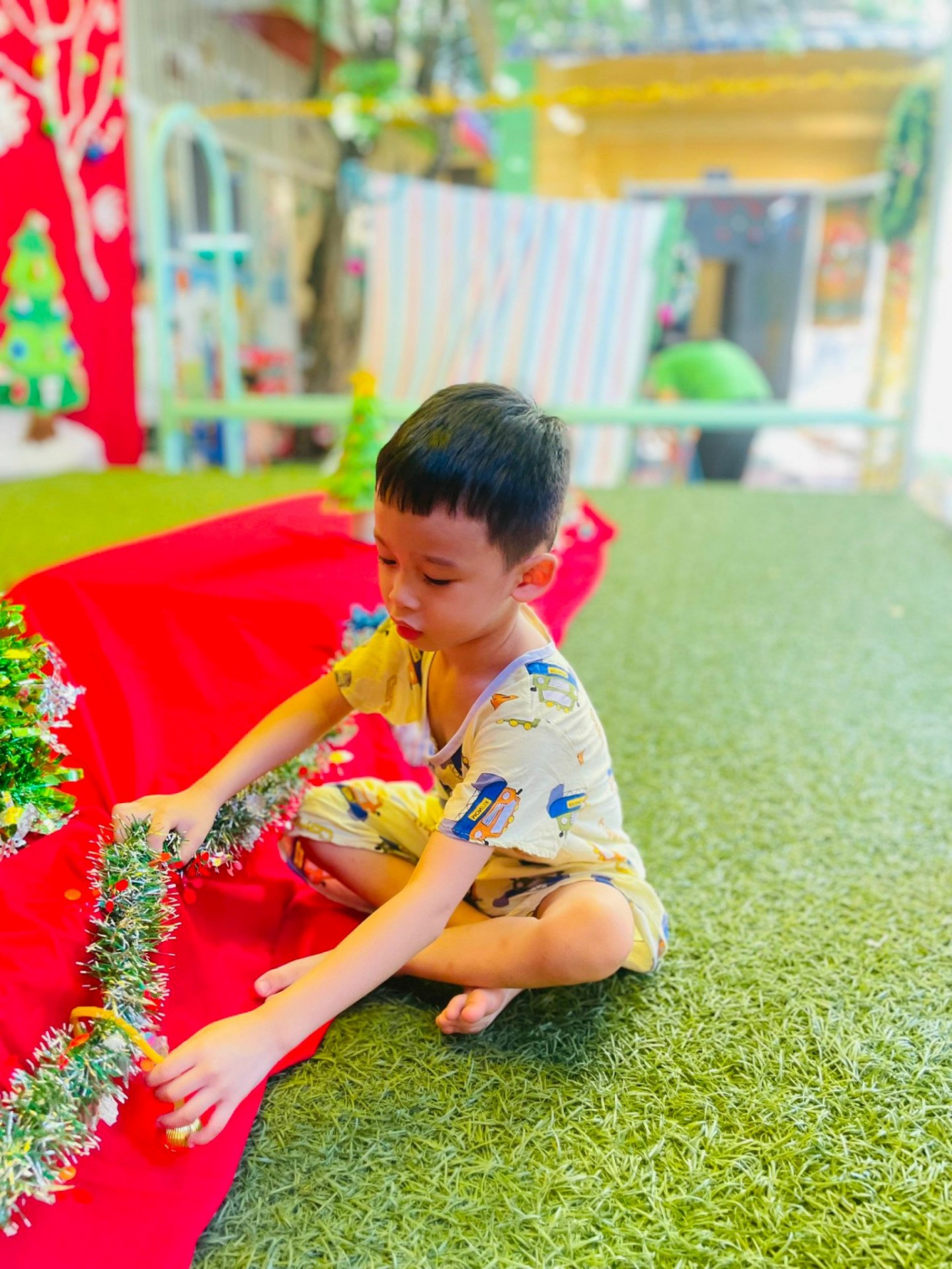 BÉ CHUẨN BỊ TIỆC GIÁNG SINH