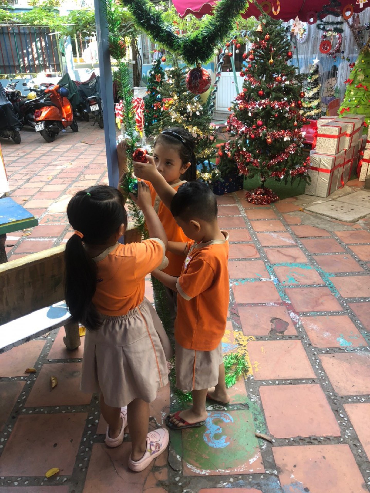 BÉ CHUẨN BỊ TIỆC GIÁNG SINH