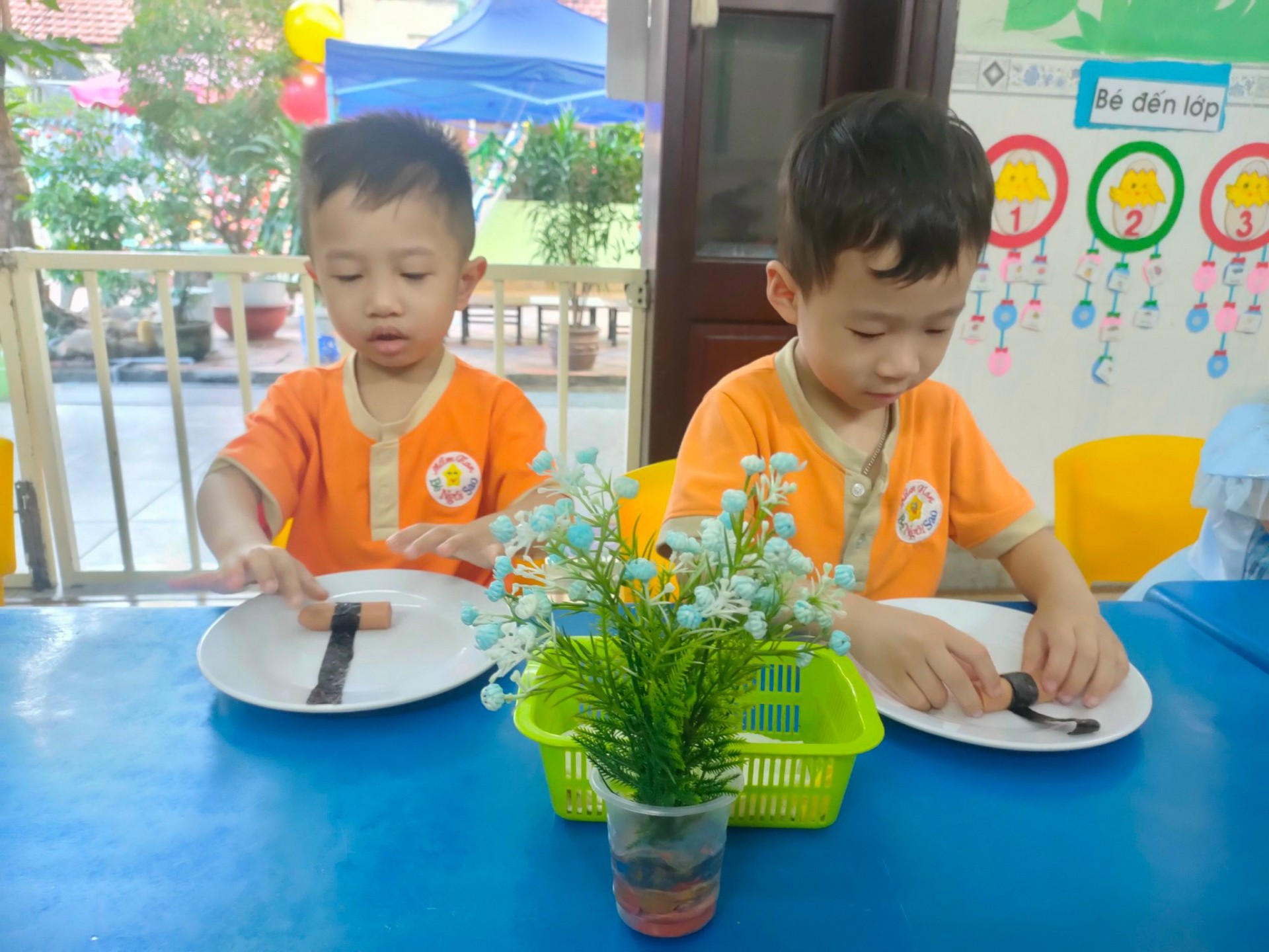 BÉ CHUẨN BỊ TIỆC GIÁNG SINH