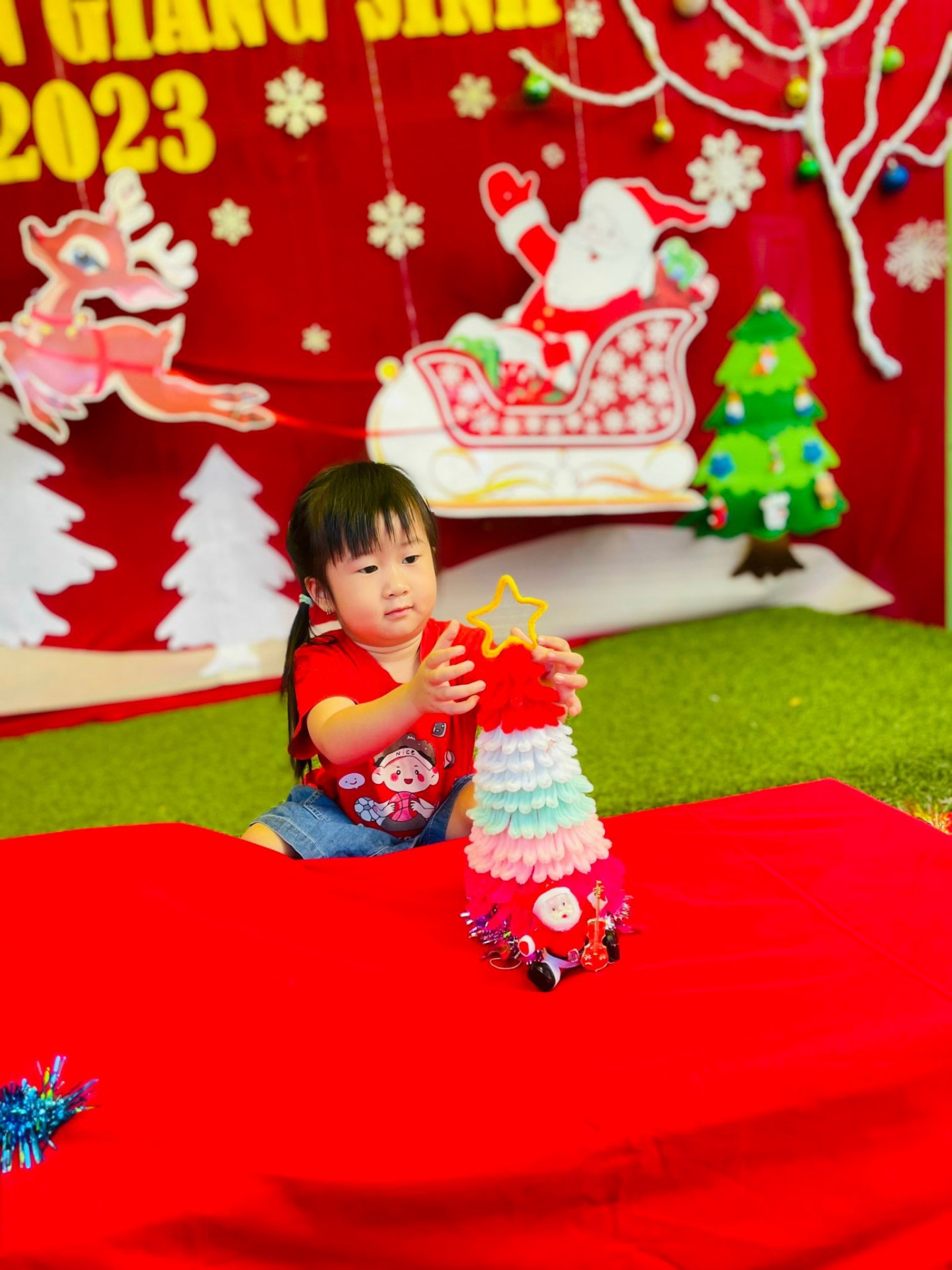 BÉ CHUẨN BỊ TIỆC GIÁNG SINH