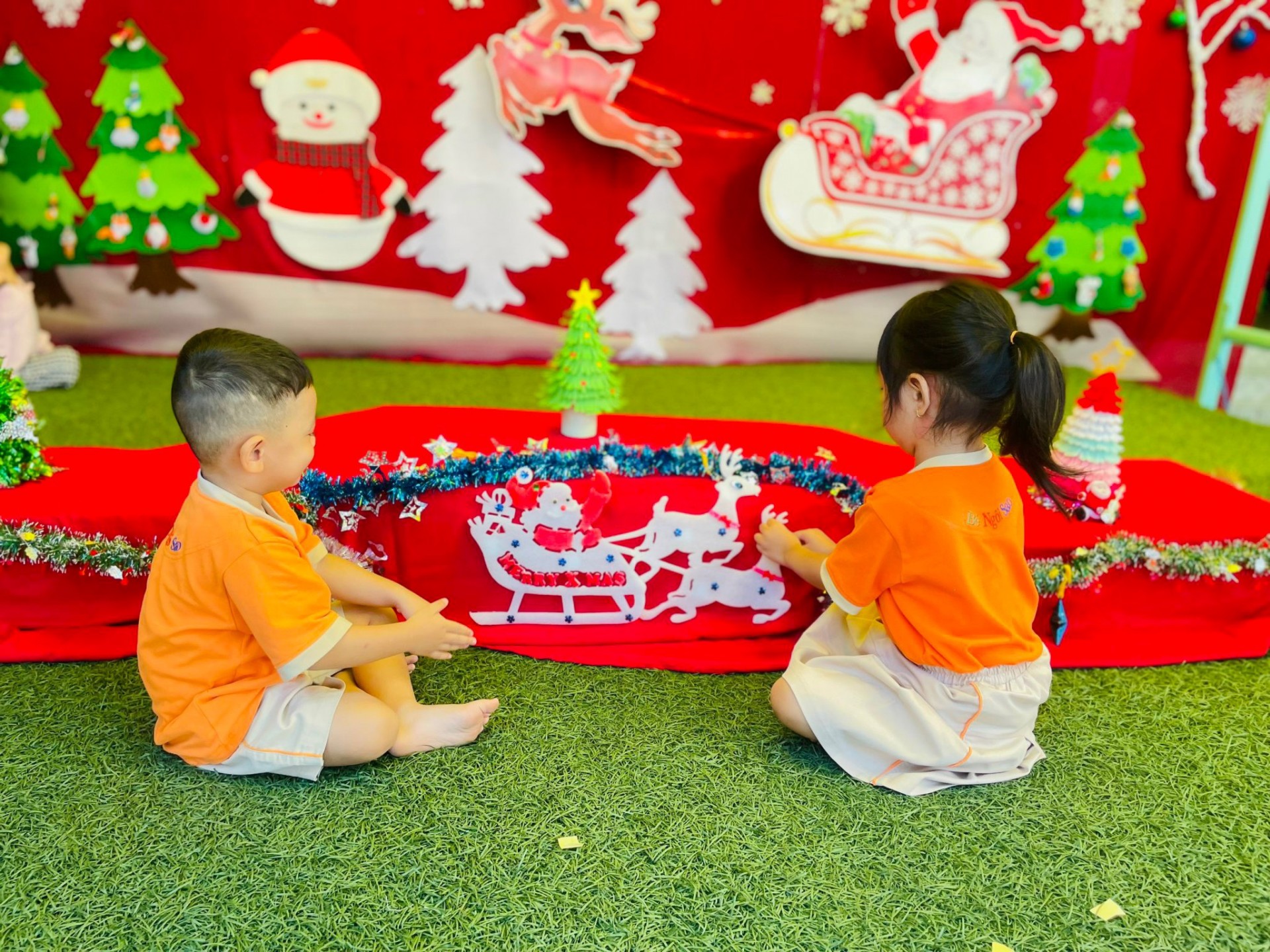 BÉ CHUẨN BỊ TIỆC GIÁNG SINH