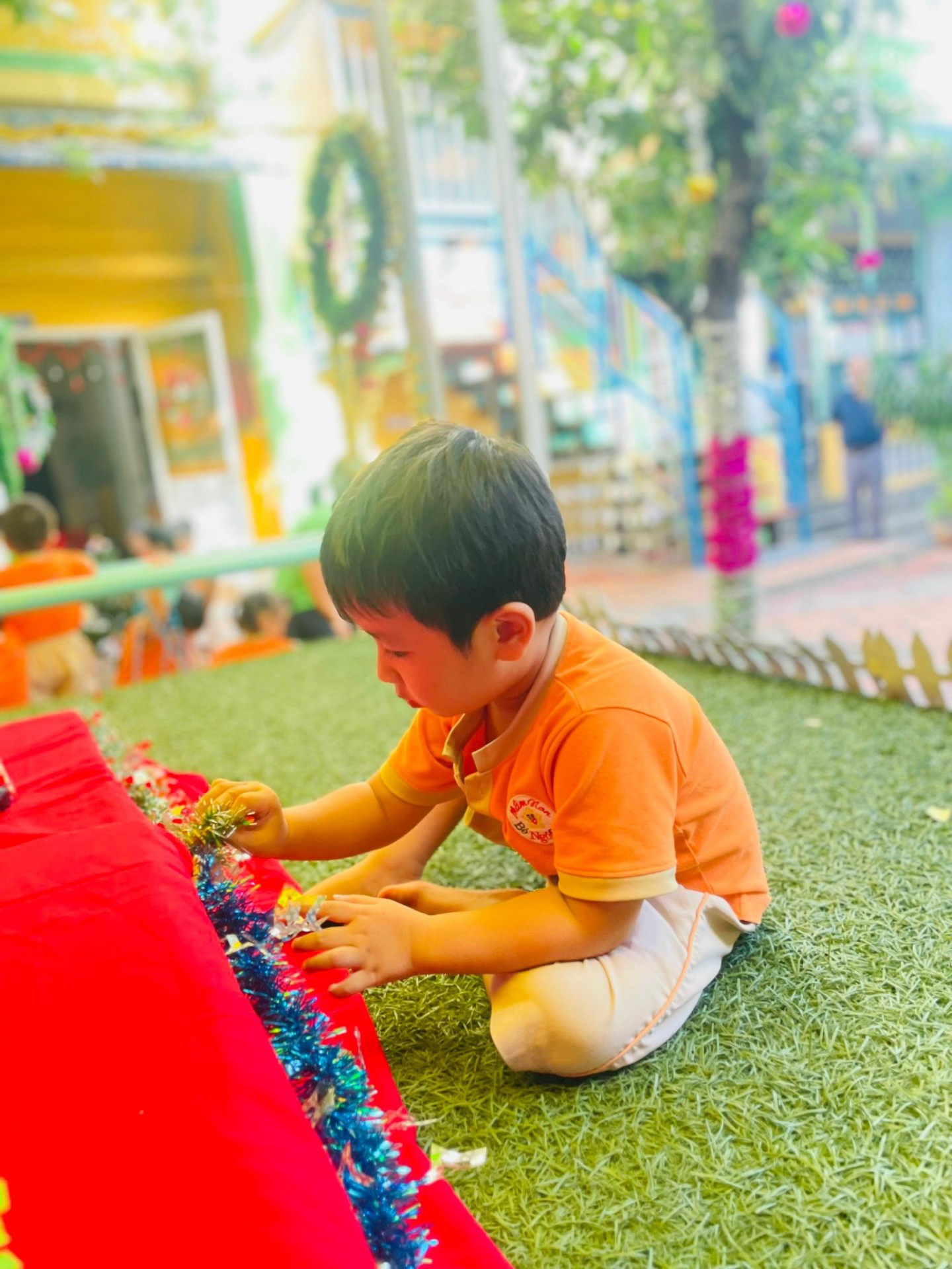 BÉ CHUẨN BỊ TIỆC GIÁNG SINH