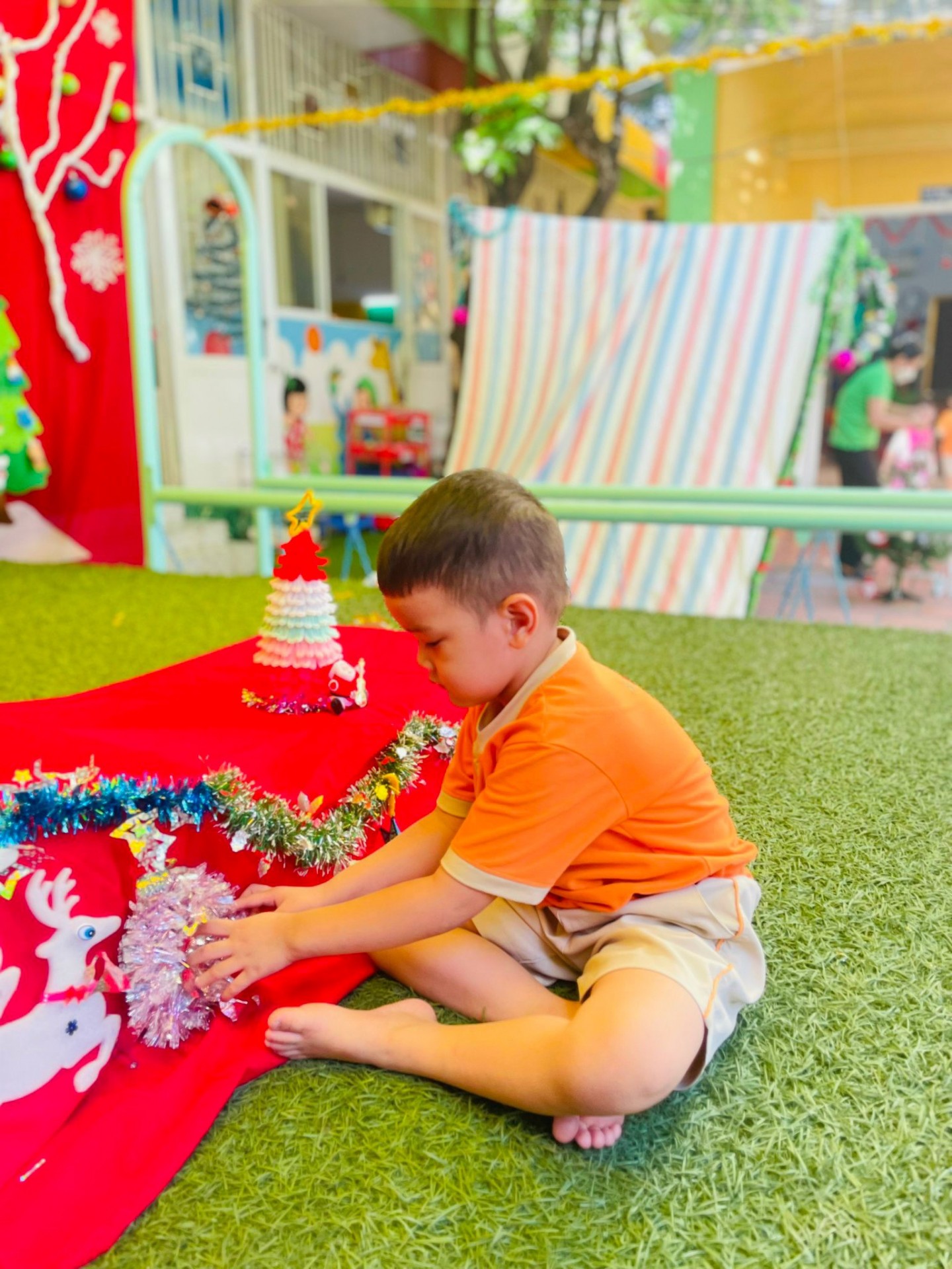 BÉ CHUẨN BỊ TIỆC GIÁNG SINH