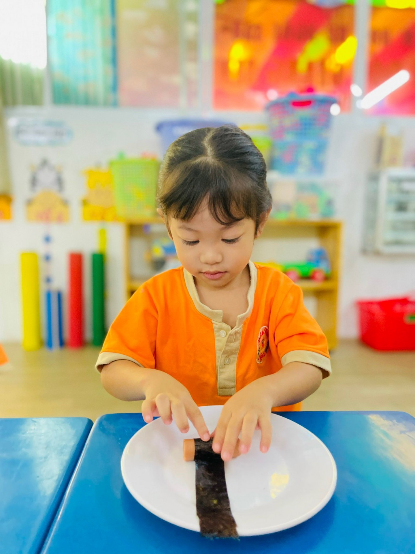 BÉ CHUẨN BỊ TIỆC GIÁNG SINH