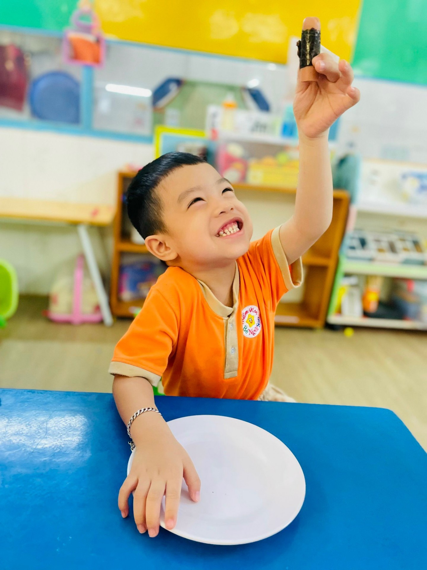 BÉ CHUẨN BỊ TIỆC GIÁNG SINH