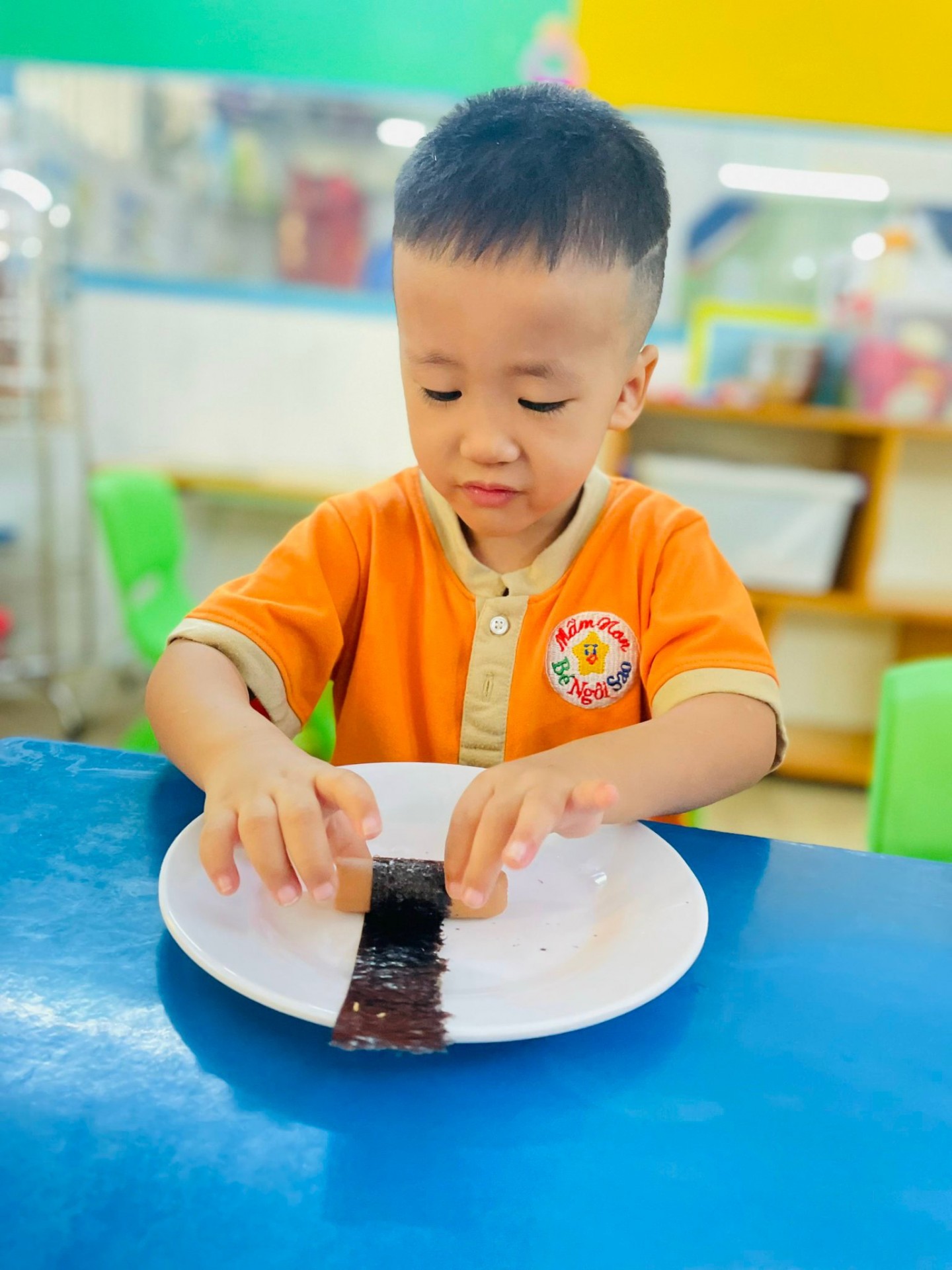 BÉ CHUẨN BỊ TIỆC GIÁNG SINH