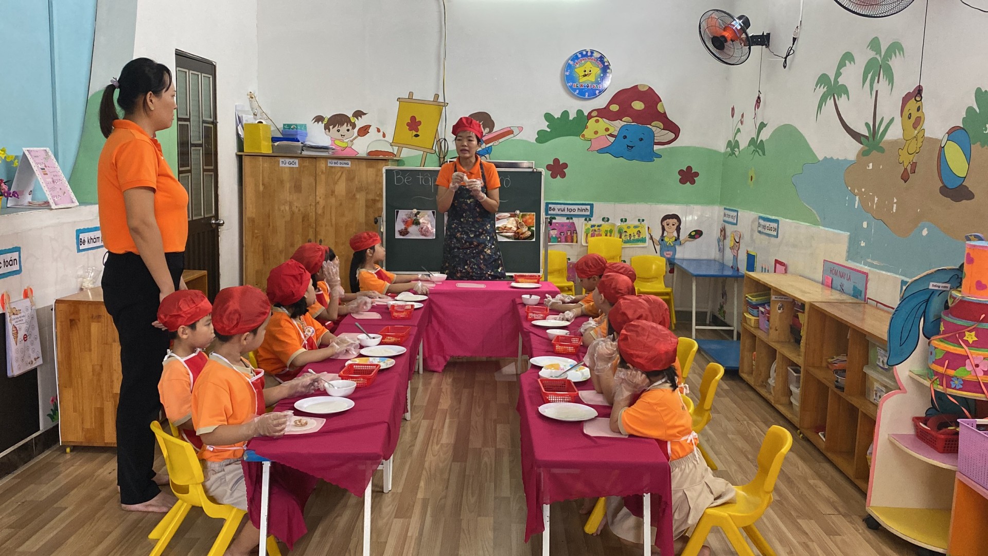 BÉ CHUẨN BỊ TIỆC GIÁNG SINH