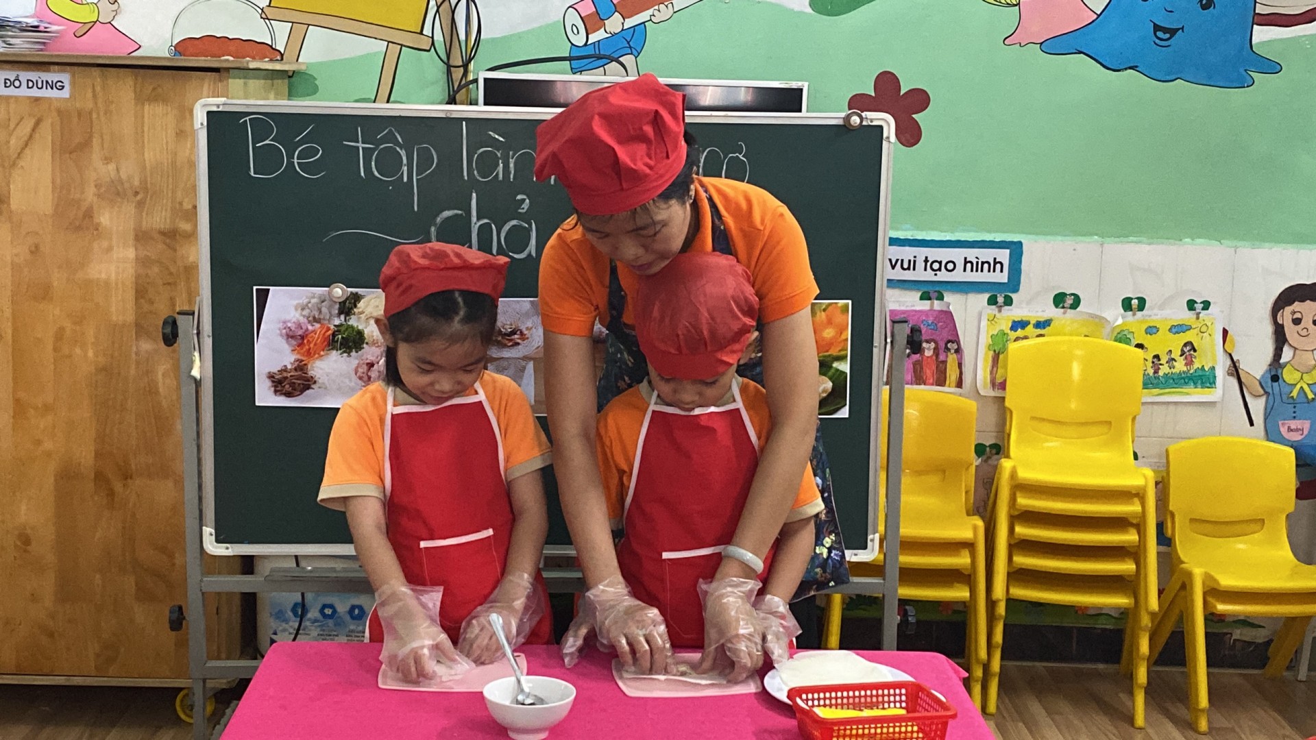 BÉ CHUẨN BỊ TIỆC GIÁNG SINH