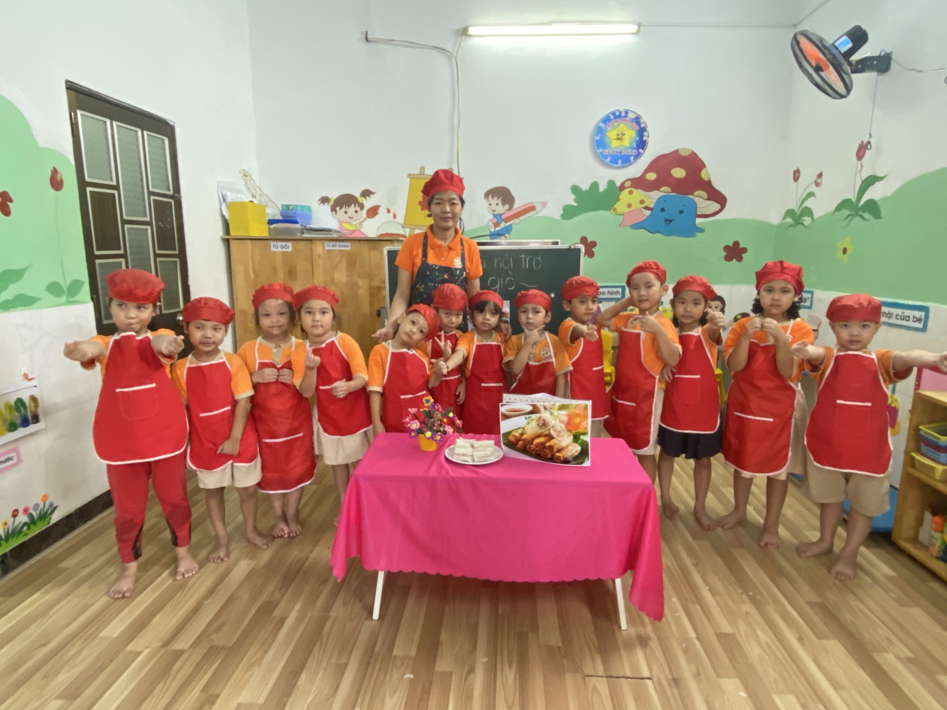 BÉ CHUẨN BỊ TIỆC GIÁNG SINH