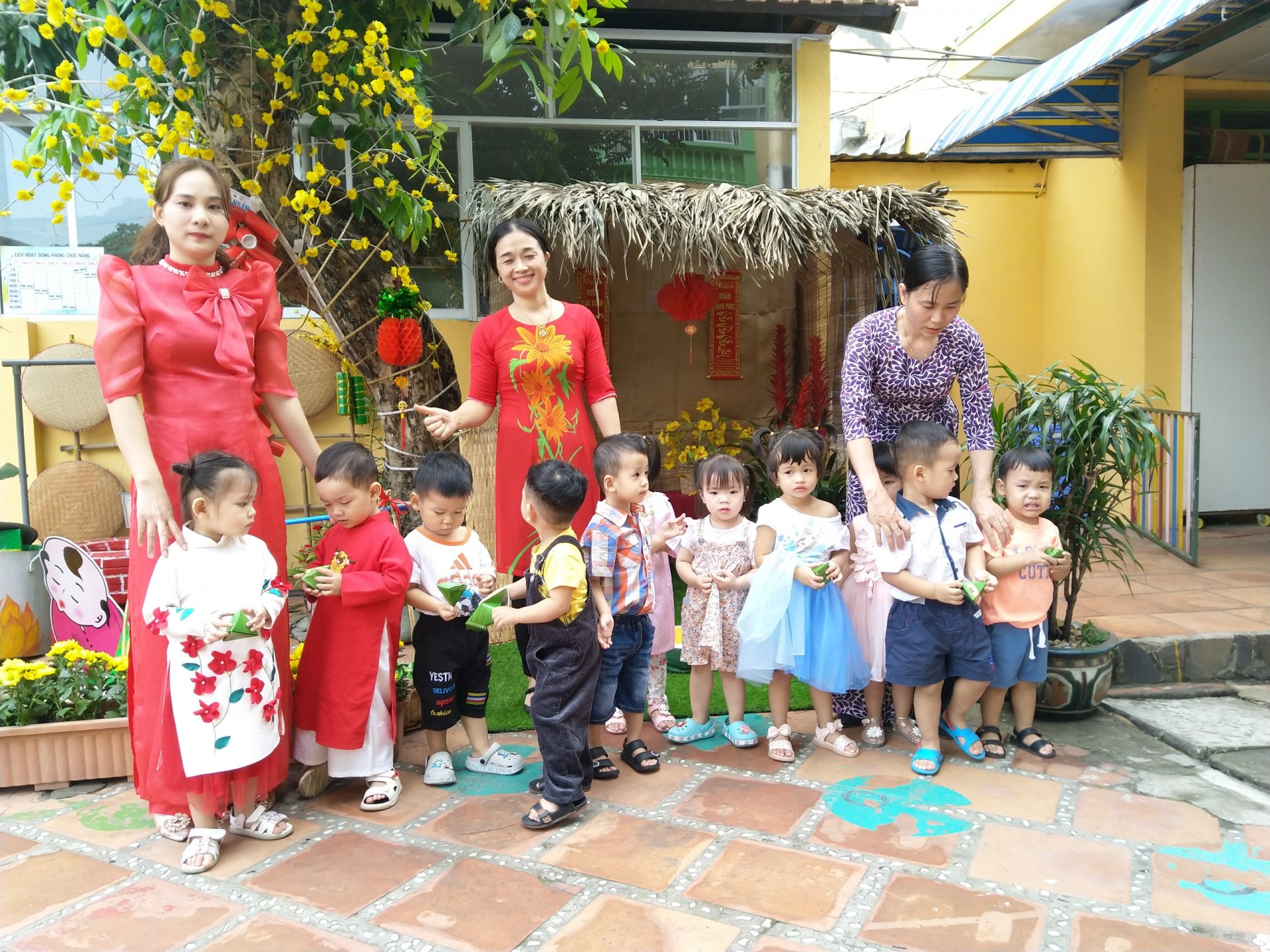 BÉ CHÀO XUÂN 2021