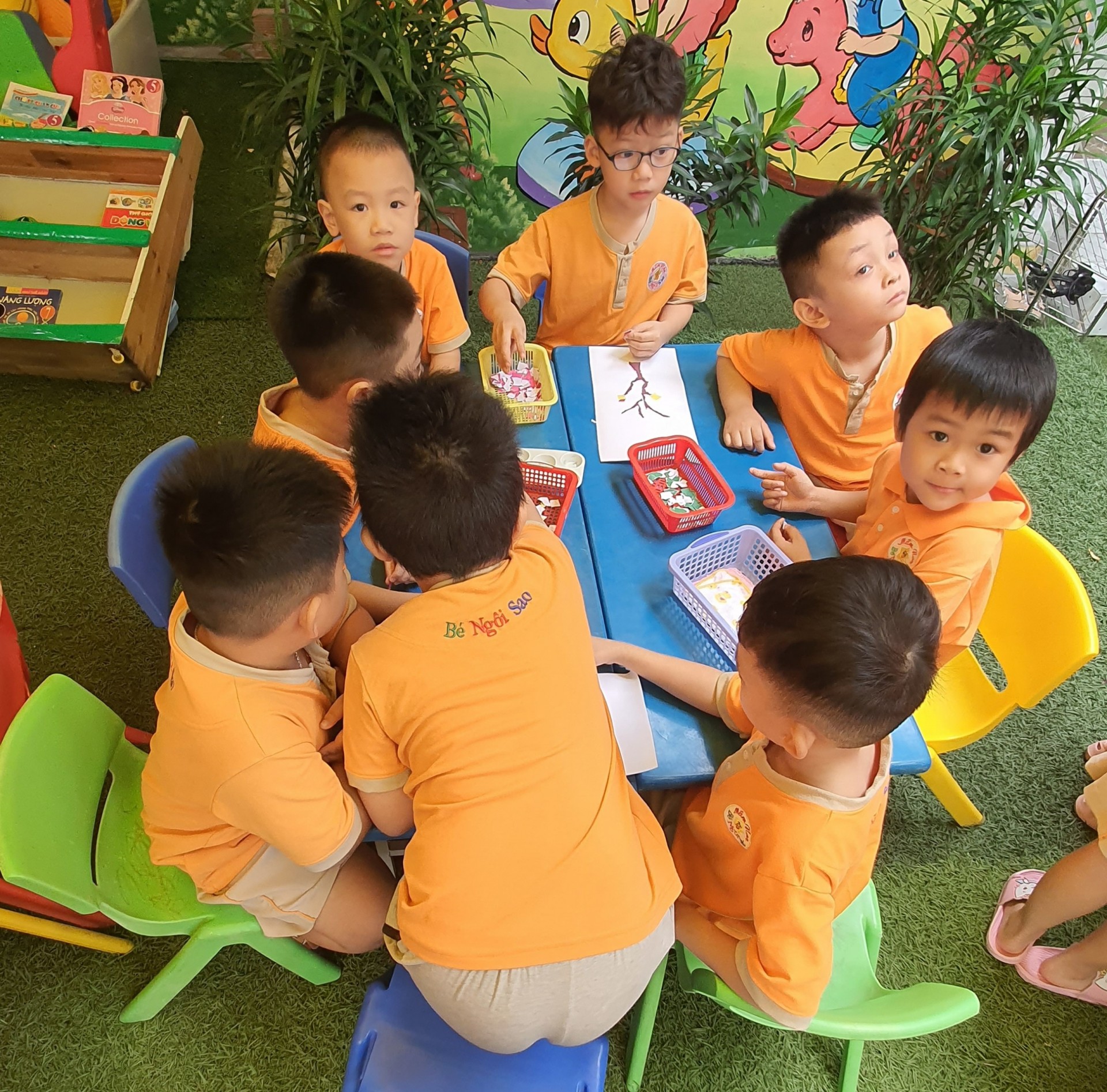 BÉ TRANG TRÍ TẾT 2023