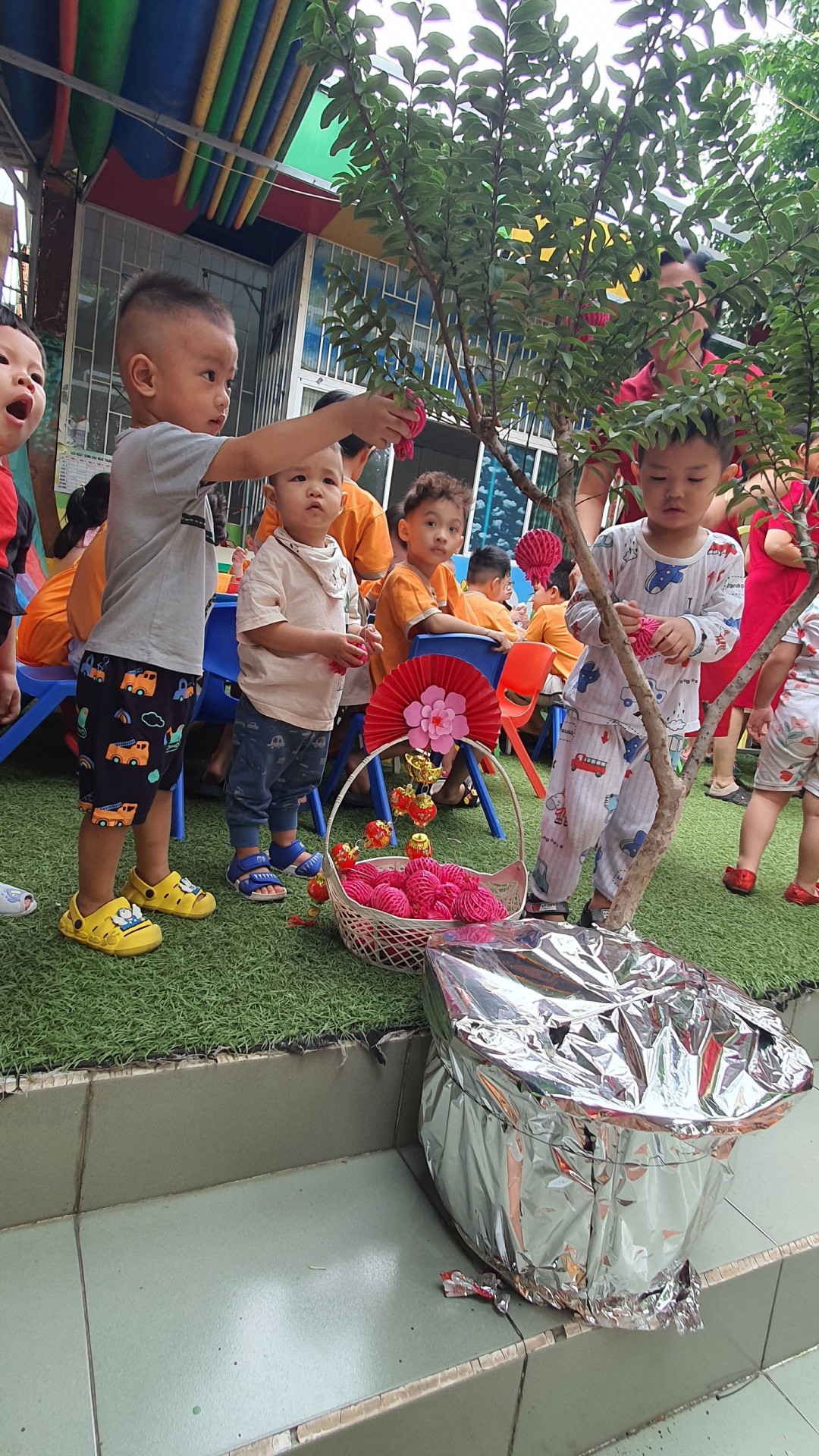 BÉ TRANG TRÍ TẾT 2023