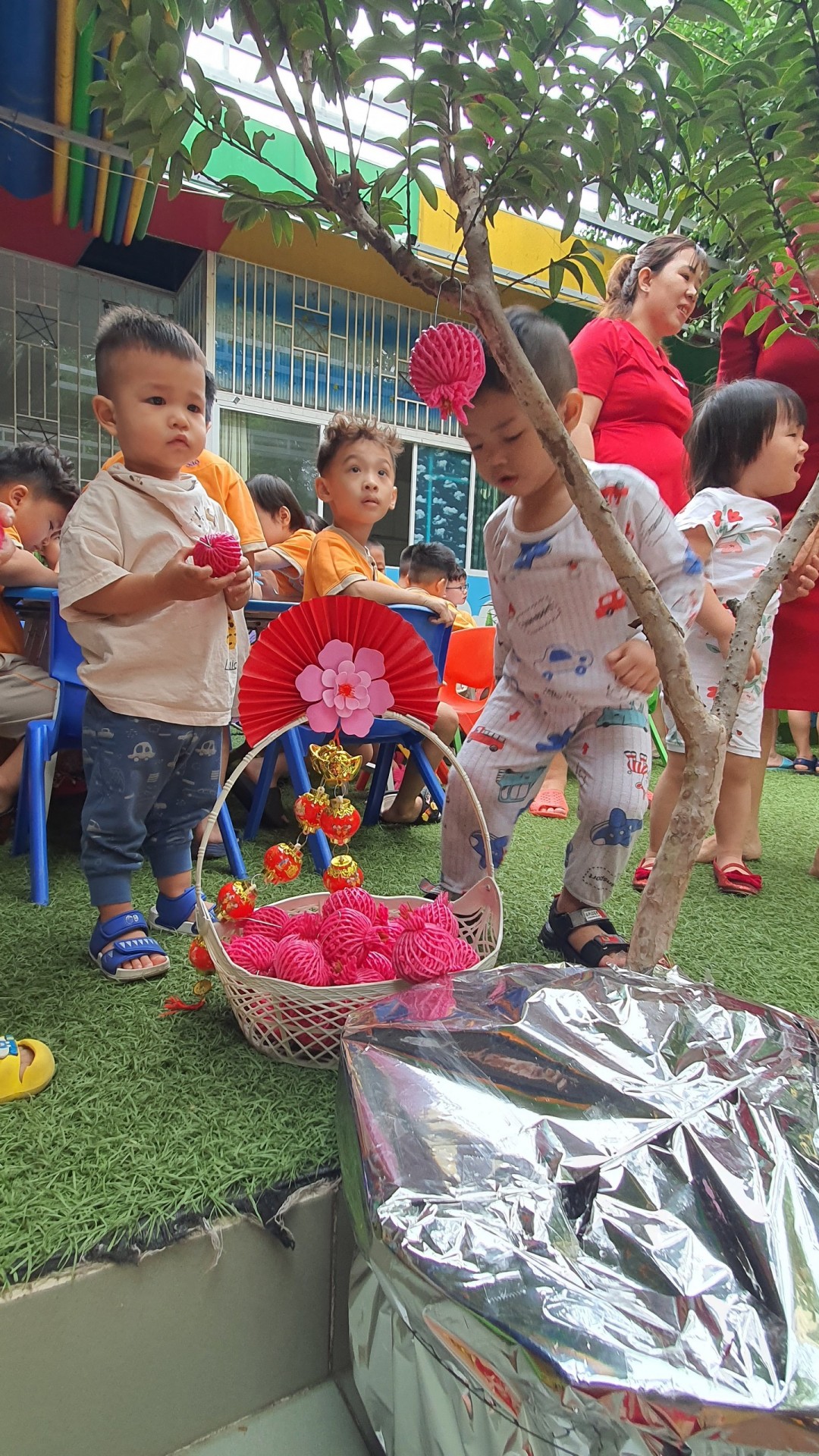 BÉ TRANG TRÍ TẾT 2023