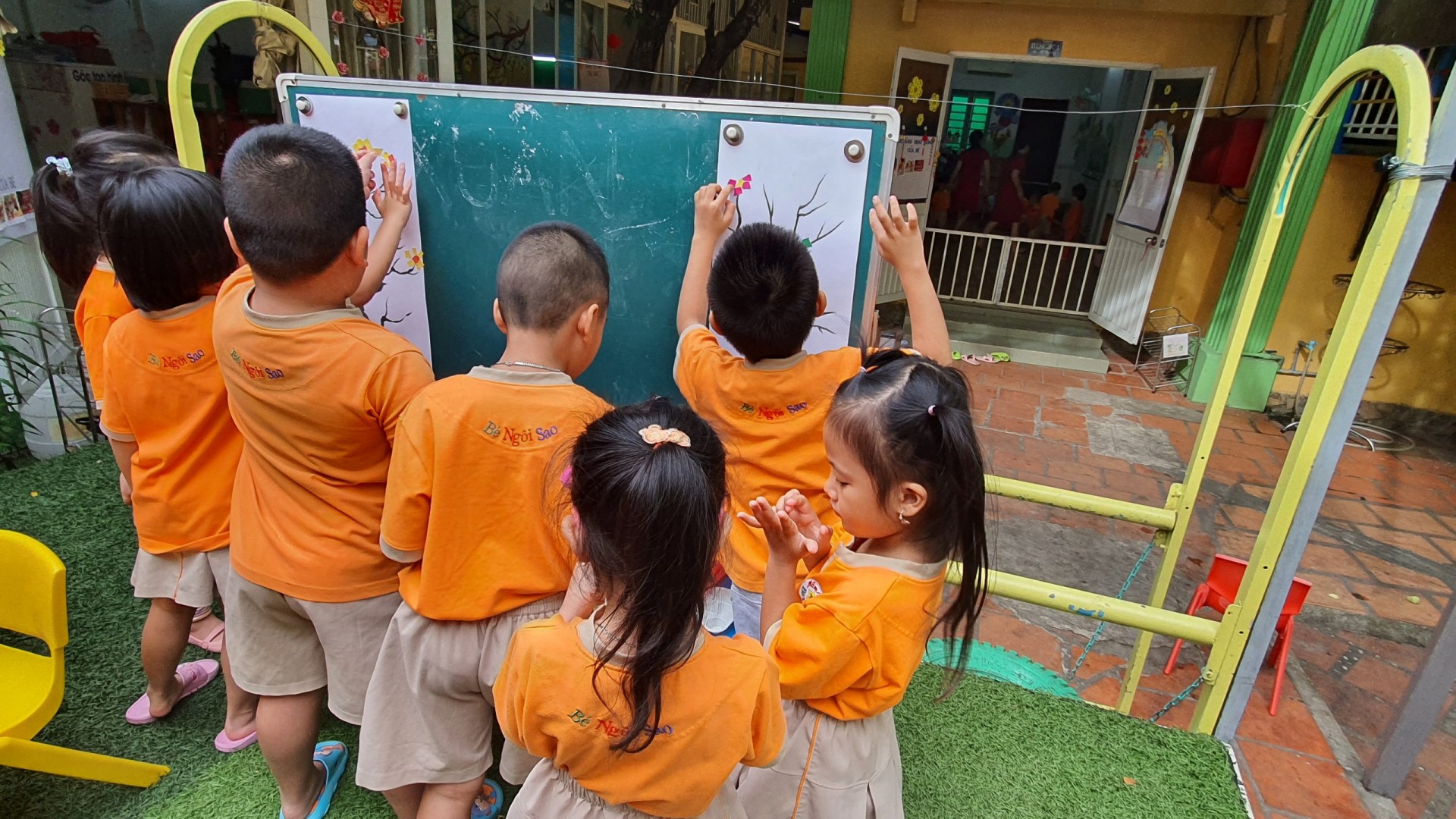 BÉ TRANG TRÍ TẾT 2023