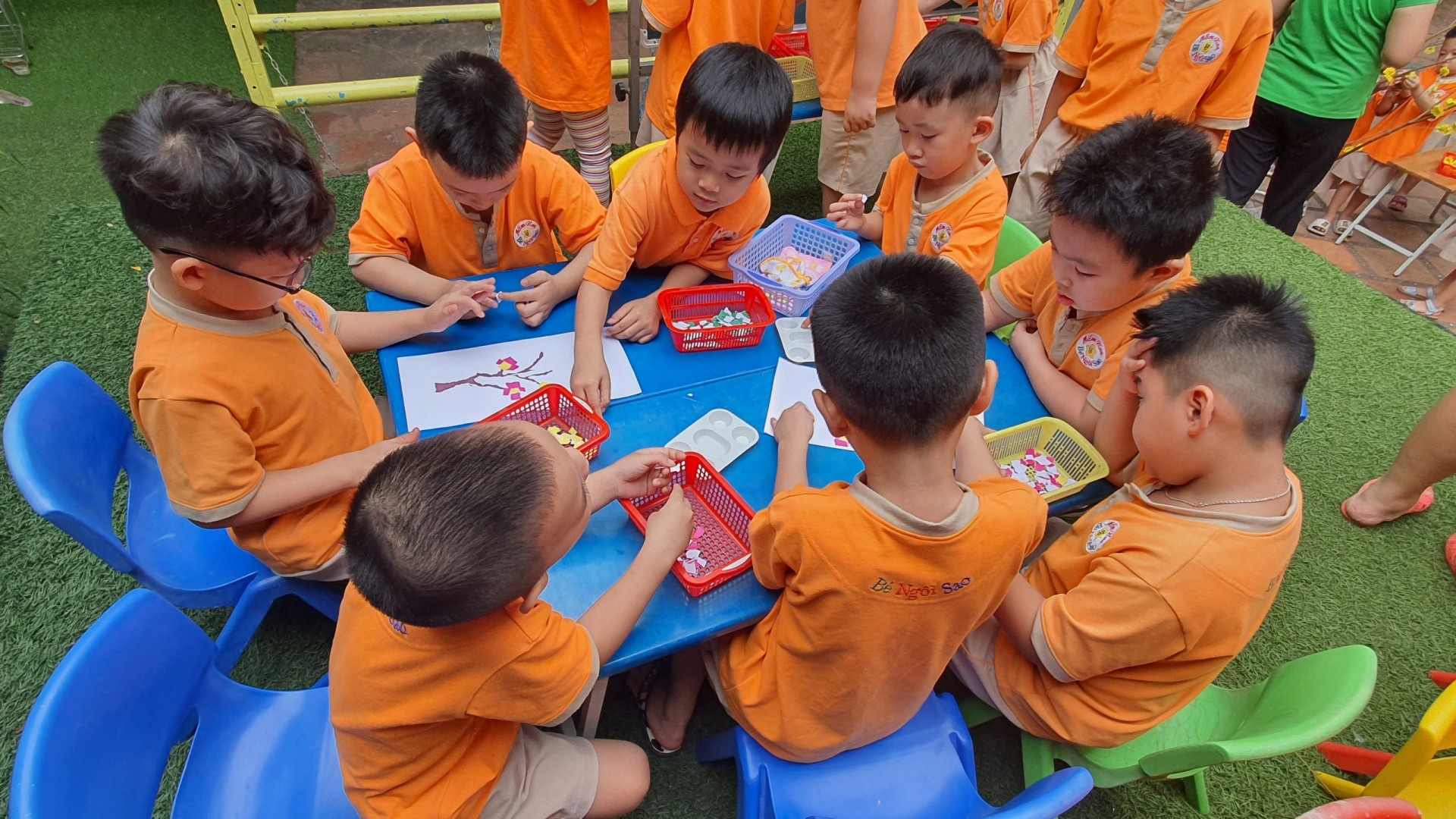 BÉ TRANG TRÍ TẾT 2023