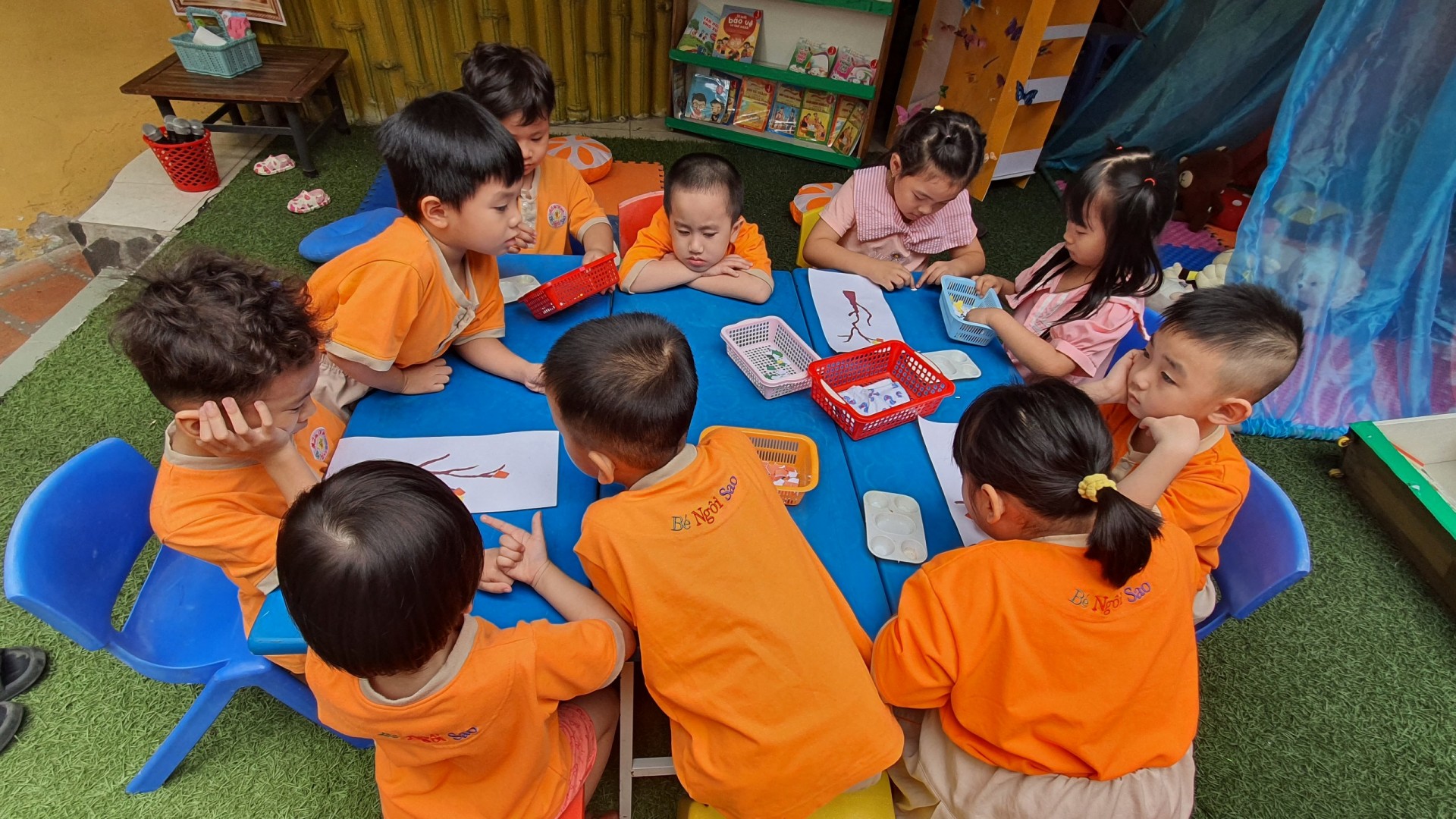 BÉ TRANG TRÍ TẾT 2023