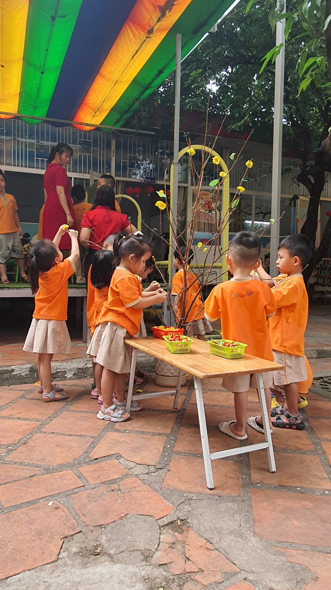 BÉ TRANG TRÍ TẾT 2023