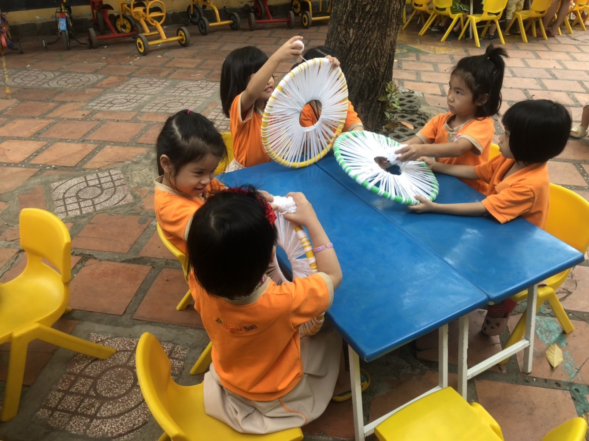 BÉ TRANG TRÍ TẾT 2023