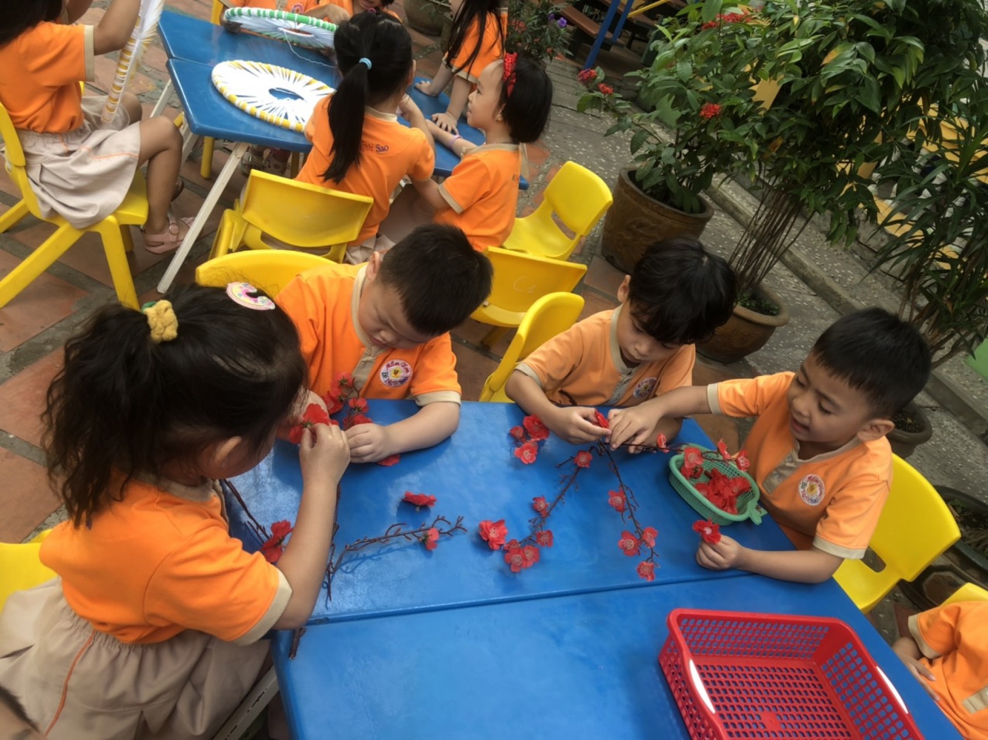 BÉ TRANG TRÍ TẾT 2023