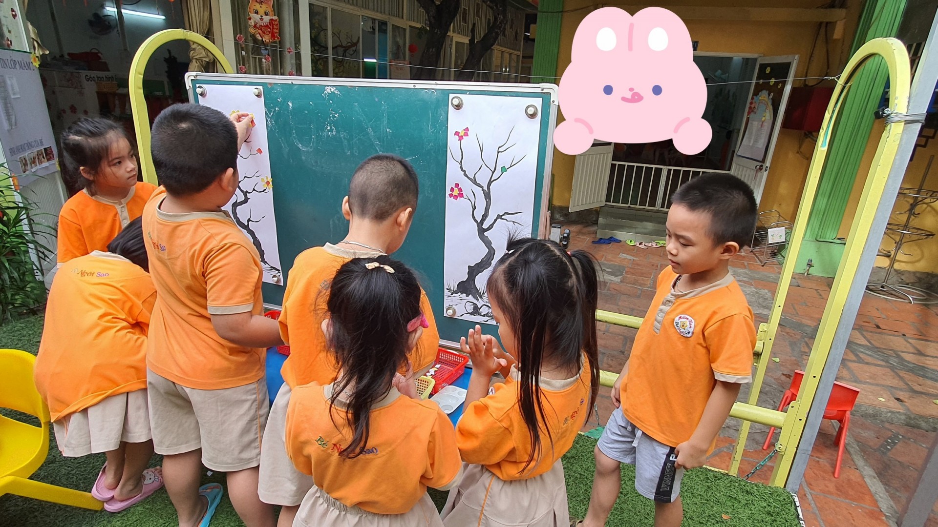 BÉ TRANG TRÍ TẾT 2023