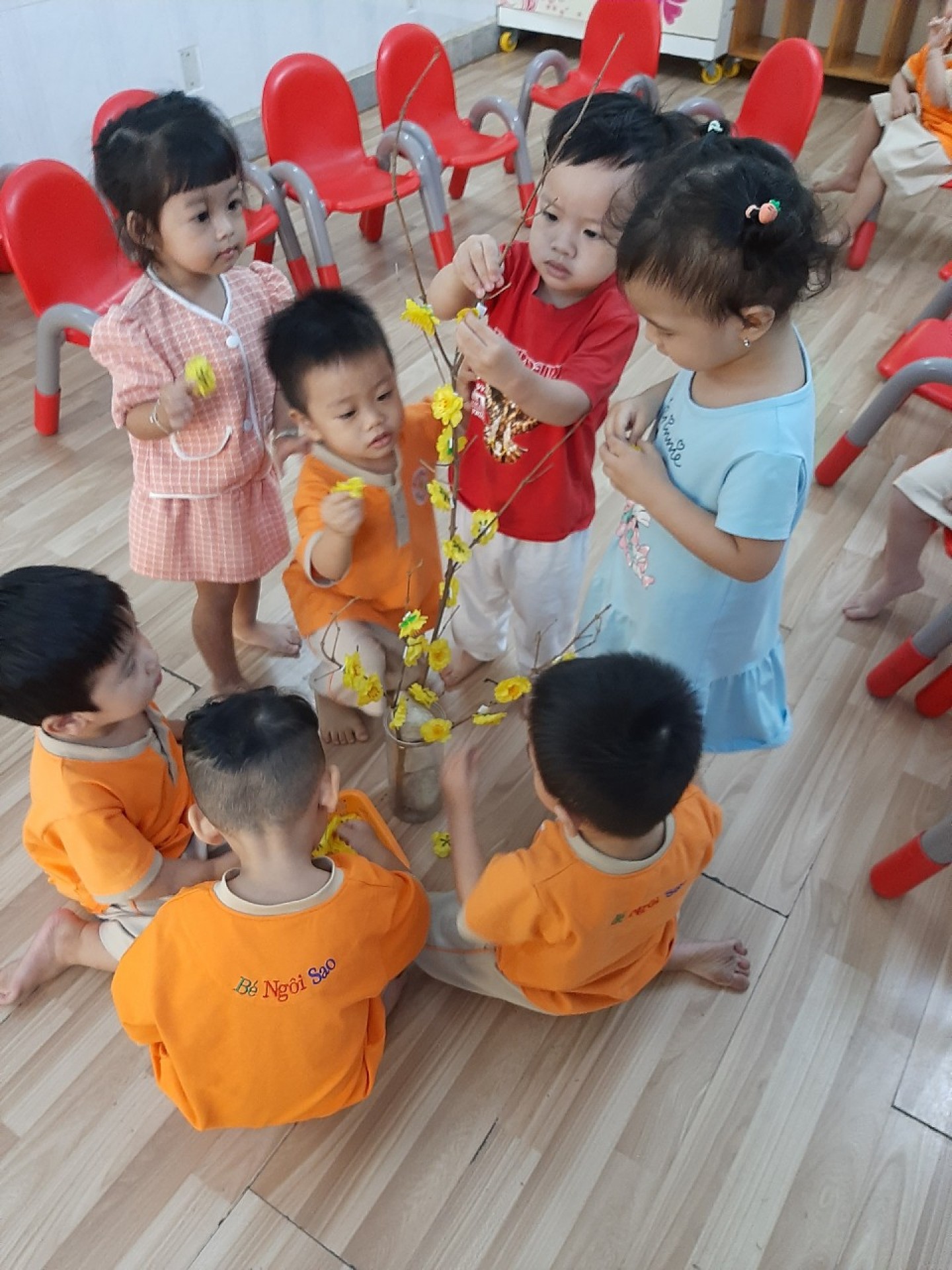 BÉ TRANG TRÍ TẾT 2023