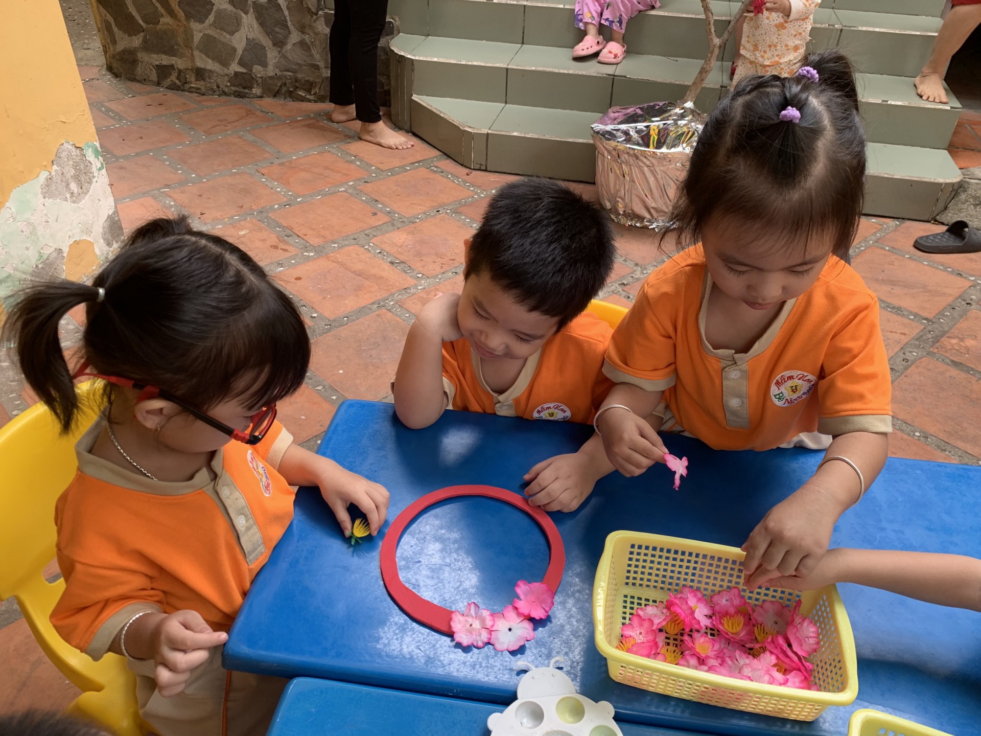 BÉ TRANG TRÍ TẾT 2023