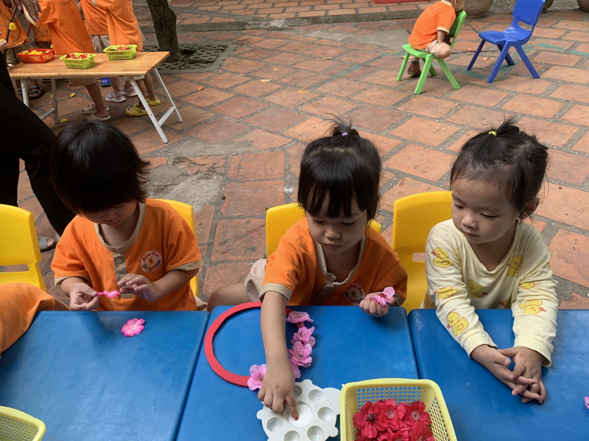 BÉ TRANG TRÍ TẾT 2023