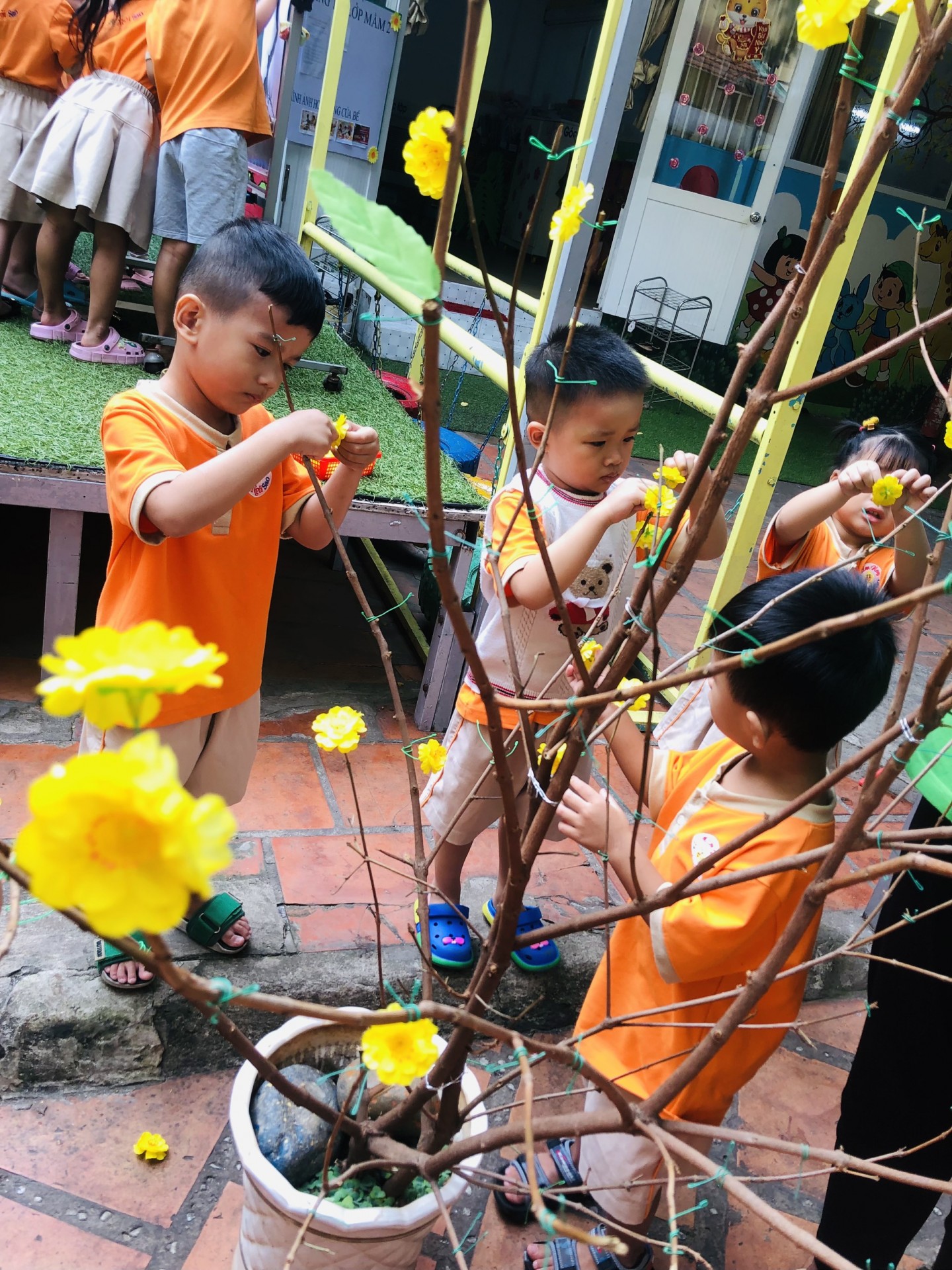 BÉ TRANG TRÍ TẾT 2023