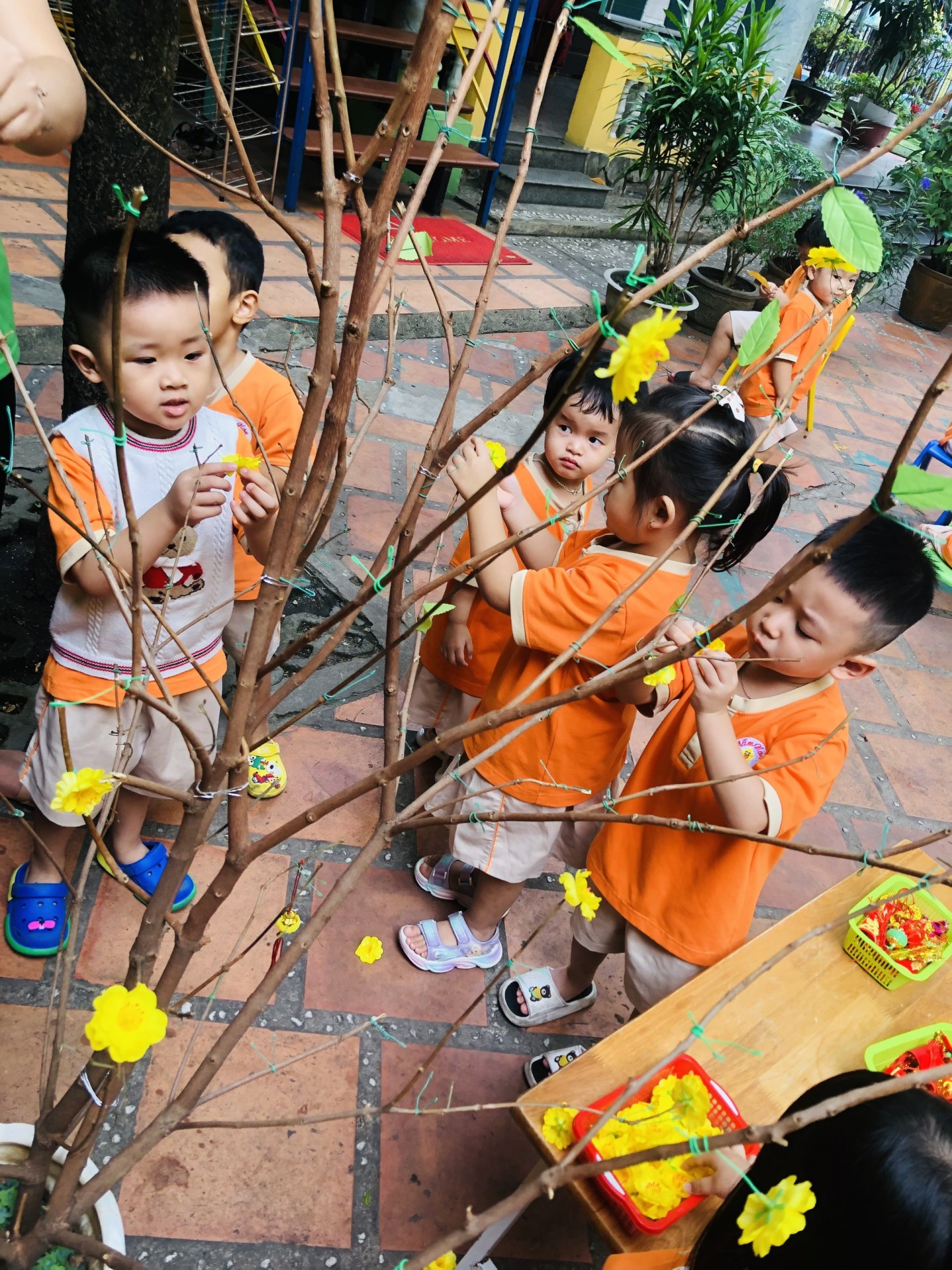 BÉ TRANG TRÍ TẾT 2023