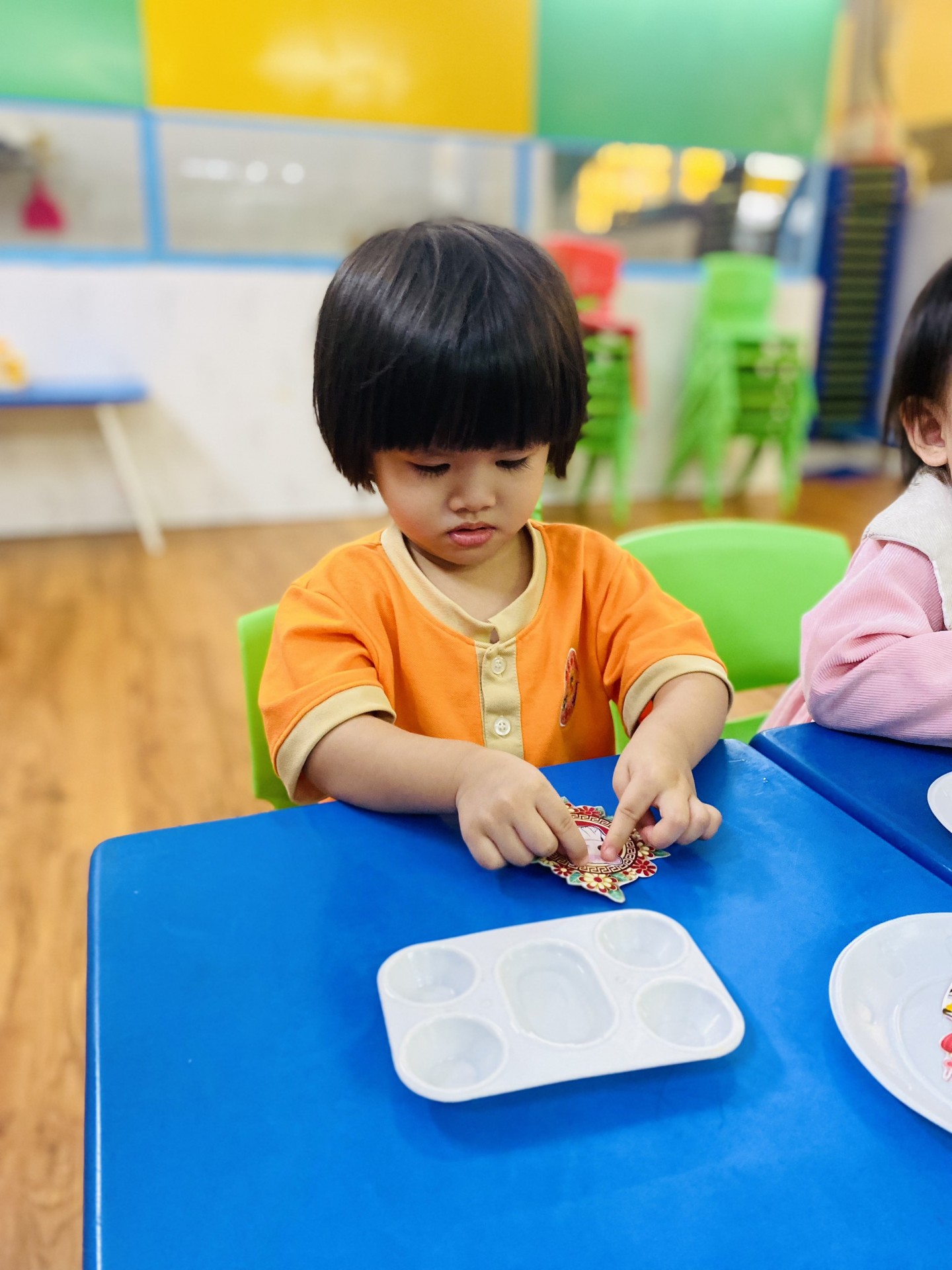 BÉ TRANG TRÍ TẾT 2023