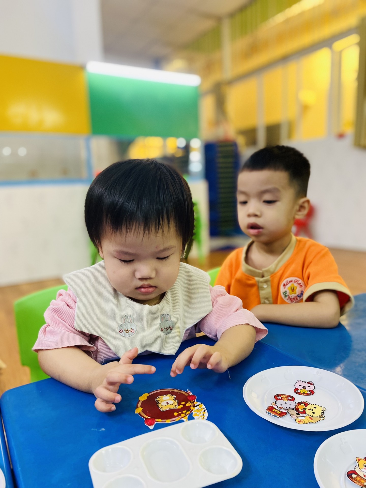 BÉ TRANG TRÍ TẾT 2023