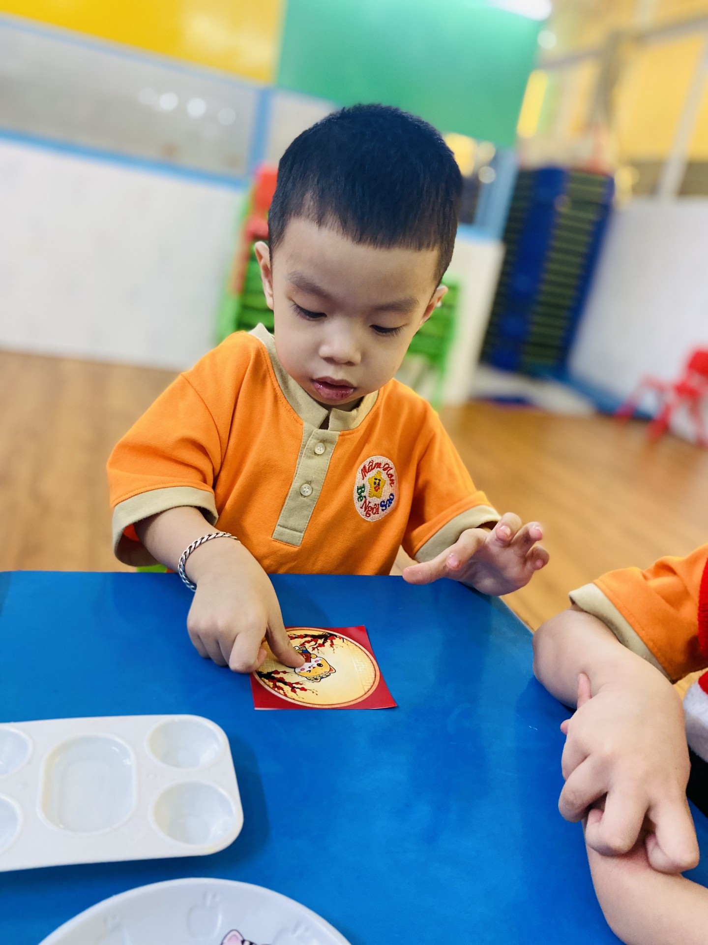 BÉ TRANG TRÍ TẾT 2023